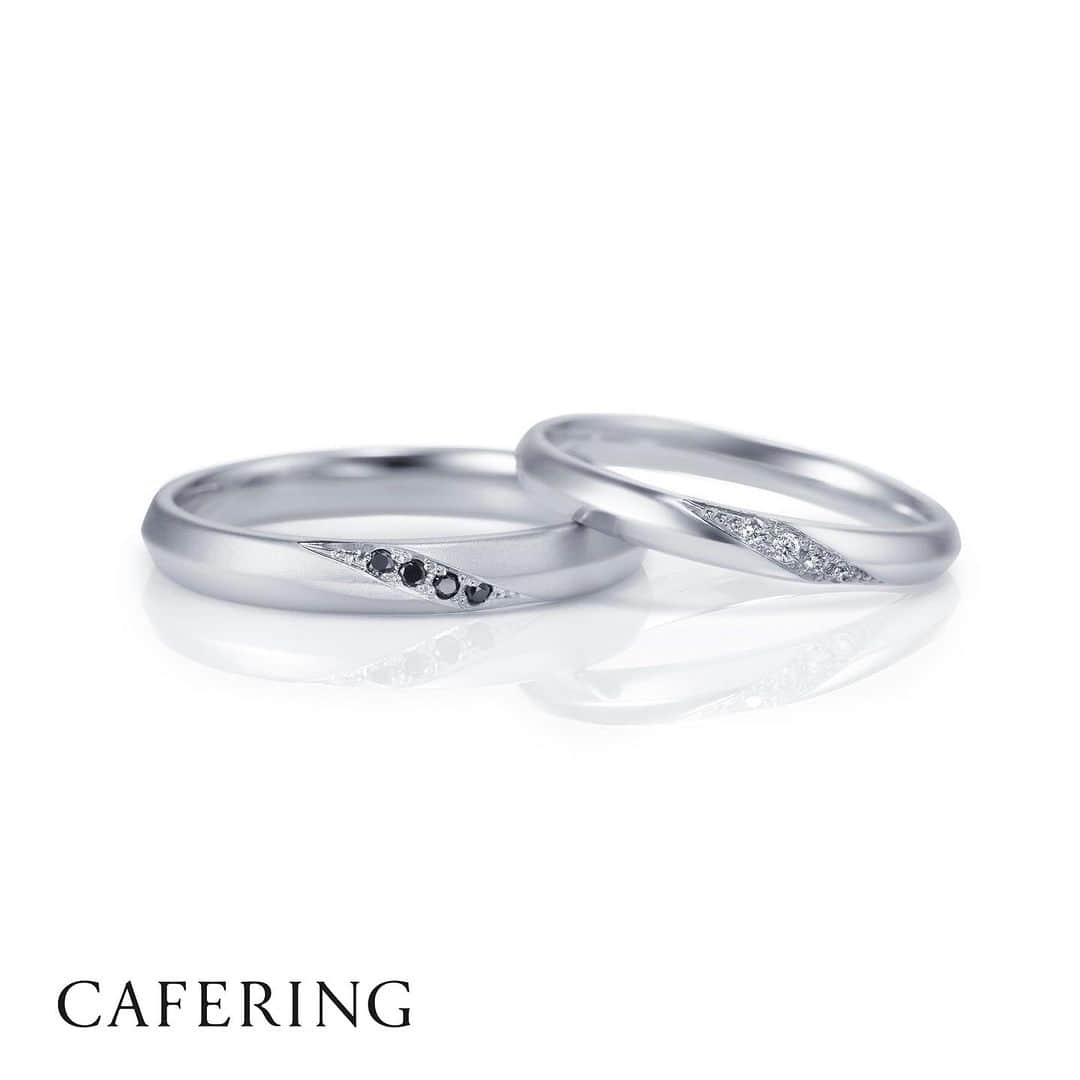 Cafe Ringさんのインスタグラム写真 - (Cafe RingInstagram)「ブラックダイヤモンドのリング🖤 「未来を切り拓く力が宿る」と言われるブラックダイヤモンドは、 強さと愛の象徴であり、結婚指輪に相応しい石です🤵 　  ※CAFERINGのリングケースは、ブラックとホワイトの2種類をご用意しています🖤🤍  ring: リュミエール（ブラックダイヤモンド） 　  『カフェでお茶を愉しむように🫖 　心地よくジュエリーを楽しむ✨』 CAFERING style 　 ┈┈┈┈┈┈┈┈┈┈┈┈┈┈┈  𝐂𝐀𝐅𝐄𝐑𝐈𝐍𝐆 ⁡ shop≫ 銀座本店｜全国取扱店80店舗 ⁡ 💐全国でフェア開催中💐 詳細はストーリーズハイライトをチェック ⁡ ┈┈┈┈┈┈┈┈┈┈┈┈┈┈┈ #CAFERINGリュミエール #CAFERING#カフェリング #CAFERING銀座本店 #プラチナジュエリー#プラチナジュエリーブランド#プラチナジュエリー専門店#プラチナリング#ジュエリー#リング#エンゲージリング#指輪#婚約指輪#結婚指輪#マリッジリング#ウエディングリング#結婚指輪銀座#結婚指輪シンプル#結婚指輪プラチナ#madeinJapan#结婚戒指#weddingband#結婚準備#2023夏婚#2023秋婚#ブラックダイヤモンド#結婚指輪ブラックダイヤ#結婚指輪男性#男性結婚指輪#メンズリング」7月29日 19時30分 - cafering.platinum