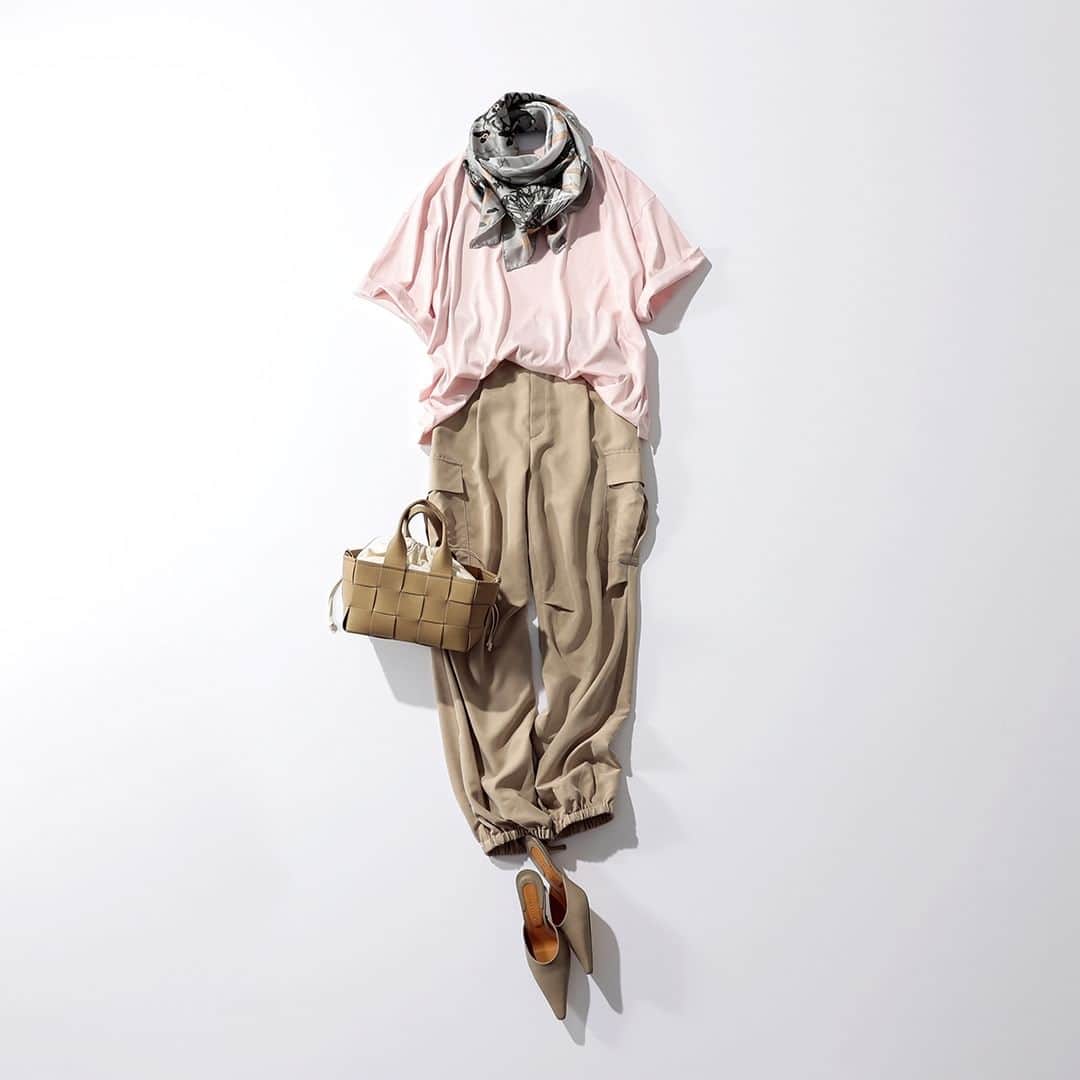 のインスタグラム：「. 『明日、何着る？』  リラックスモードのTシャツには、 スカーフONでオフィスにふさわしい雰囲気を  ざぶざぶ洗えるカジュアルコーデをベースに、 オフィス用のスカーフを一巻きすれば真夏のお仕事コーデが完成！ カジュアルな印象のカーゴパンツも、ベージュ×とろみ素材なら大人っぽく着こなせる。 足もとはポインテッドトゥのヒールできれいめに。 　 Tシャツ（商品コード：409260）¥13,200（アダワス）・パンツ（商品コード：410311）¥18,700（エムセブンデイズ）／Marisol　スカーフ¥19,800／マニプリ　バッグ¥29,700／フラッパーズ（メゾン ヴァンサン）　靴¥33,000／ベイジュ（ピッピシック）  #marisolmagazine　#マリソル　#アラフォーコーデ　#40代コーデ　#40代ファッション　#アラフォーファッション　#夏トレンド　#明日のコーデ　#夏コーデ　#夏ファッション　#fashion　#ootd　#ADAWAS　#M7days　#manipuri #maisonvincent #PIPPICHIC」