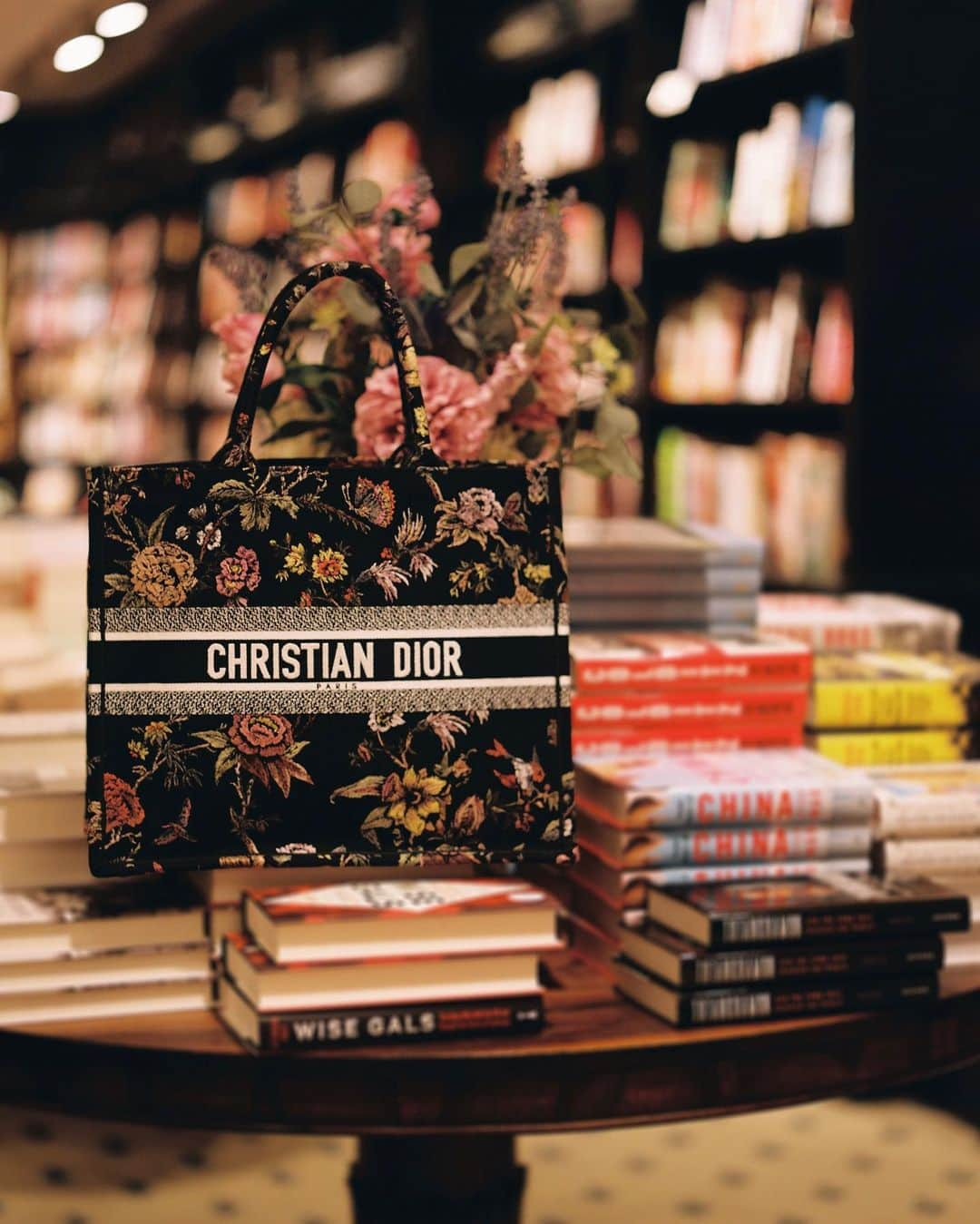 クリスチャンディオールさんのインスタグラム写真 - (クリスチャンディオールInstagram)「Unveiling the latest Book Tote Club edition featuring House friend @MsPike as she ventures into the storied @HatchardsPiccadilly, one of London's oldest bookshops, with her #DiorBookTote from #DiorSS23 by @MariaGraziaChiuri. Stay tuned for the upcoming video where she shares her beloved literary treasures, from timeless classics to contemporary gems. © @MarionBerrin」7月28日 17時00分 - dior