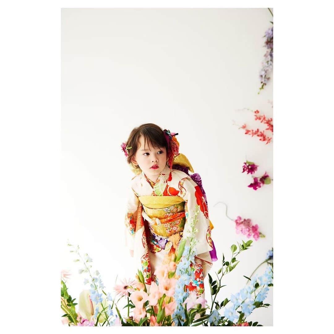 前田有紀さんのインスタグラム写真 - (前田有紀Instagram)「家族の大切な”いま”をずっと残していくために。 毎年ご好評いただいている「Blooming Flower Family Photography」、たくさんのお申し込み、ありがとうございます！ 去年の写真も見返していたのですが、やはり本物のお花に触れて、ヘアメイクで髪にも纏っての写真はすごくきれいですね。  あとわずかに受付できますので、夏休みの予定が決まった方はぜひご検討ください！  詳細こちらです。 皆様のご参加お待ちしています☺️ ↓↓    @memories_photostudio_haneda 羽田徹氏と   @wanikun  @orange__daidai @kimono__daidai WANI 氏のヘアメイクと 着物daidai   @gui.flower フラワーデザインチームの gui flower design  との『KIMONO×FLOWER』    今年は8月26日(土)・27日(日)の2日間、1日組数限定で実施します。   本物のお花に囲まれた特別な空間で家族や大切な人との思い出の1枚を撮影しませんか？私たちがそのお手伝いできたら嬉しいです。 当日は、スタッフがお子さんやご家族の状況に合わせて進めてまいりますので、はじめてのご家族でも安心してご参加いただけます。 またリピートの方も是非ご参加ください。  ※お着物での撮影となります。 ※ヘアメイクはお子さんの雰囲気や当日のお花に合わせてWANI氏が手がけさせていただきます。 ※gui flowerでは市場で仕入れてきた新鮮で、着物のカラーリングに合わせた夏の草花をご用意いたします。また、撮影に使ったお花のプレゼントをさせていただきます。     【日程】 8月26日(土) 5組予定 8月27日(日) 5組予定   【会場】 studio or 150-0001 東京都渋谷区神宮前 2-18-7 外苑ビル 1 階   【撮影費用】 90,000 円(税込)/お子様お1人   ごきょうだい揃っての撮影をご希望の場合はお1人につき 20,000 円税込(通常 35,000 円)にて承りま す。   【セット内容】 額装1枚 ・データ30枚（CD-R） 全てレタッチ済みのものをお送りします。 額装のお写真につきましては、カメラマンで選定させていただきます。   【ご予約・お問い合わせ】 メールにて、ご希望日、家族構成、ご年齢、足のサイズなどをお伺いいたします。   その後、8 月中旬頃に当日の入り時間などのスケジュールをお伝えします。  orange Email:or@orange.name 電話:0364471705   抽選で限定人数を決めさせて頂きます。     ーーーーーーーーーー 羽田徹 2000 年 1 月-2003 年 6 月 熊谷隆志氏、増田勝行氏に師事。 2003 年 7 月 フリーカメラマンとして独立しbiswa.所属。 現在は、ベビー雑誌などを中心に家族写真などを撮影、現在に至る。     WANI hair&make orange 代表。 Salonwork,Hair&Make-upAssistant 6年の師事を終え独立。 ファッション誌を中心に活動をスタートし、独自に個展も開催。 雑誌・広告・CF・タレント・アーティストなど 数多くの媒体を手掛けている。   gui flower design 「花とあなたが出会う場所」をコンセプトにした flower design team。 ファッションやアートなど、様々な世界と のコラボレーションによって織りなす flower design で、たくさんの人が新しく花と出会う場所を生み出します。」7月28日 17時00分 - yukimaeda0117