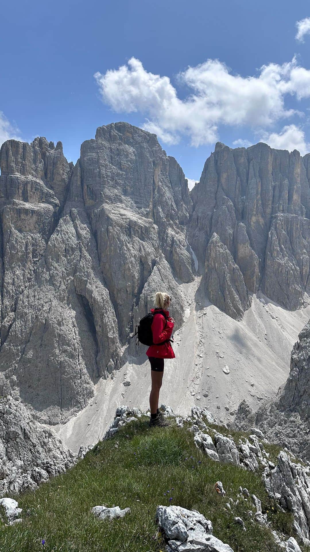 Zanna Van Dijkのインスタグラム：「Tag someone you want to do this hike with 🥾  In my opinion, one of the best hikes in the Dolomites! 🇮🇹 Hit save so you can do it in the future ⛰️  Here’s the details:  ➡️ Cima Pisciadù Loop ➡️ 12km & 1200m elevation gain  ➡️ Park at Frara Refuge on Passo Gardena. ➡️ This is a challenging route which includes steep ascents/descents, scrambling and cables. It’s suitable for those who are fit, sure footed and not afraid of heights. ➡️ There’s a Rifugio (mountain hut) halfway through the route which has food, drinks and toilets with amazing views.  There will be a full travel guide to the region live on my website soon, complete with an interactive trail map you can follow 🫶🏼 #thedolomites #dolomitesunesco #dolomitesitaly」