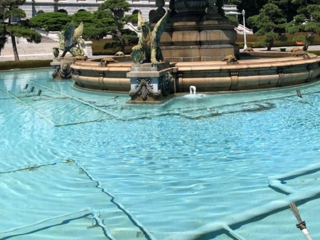 迎賓館赤坂離宮さんのインスタグラム写真 - (迎賓館赤坂離宮Instagram)「＼ #噴水 清掃終了 ／ 本日、噴水の清掃が終了しました✨ 澄んだ水に青い空が良く映えます。明日より綺麗になった噴水を御覧いただけますので、熱中症に気を付けて、庭園散歩をお楽しみください。  ✨一般公開を実施しています✨ 🚶 JR、東京メトロ「四ツ谷駅」から徒歩約7分 🕙公開時間　10:00～17:00 （本館最終受付16:00、庭園最終受付16:30） ㊡水曜日 💰庭園　　　　　　　一般　300円 　本館・庭園　　　　一般 1,500円 　本館・別館・庭園　一般 2,000円  #迎賓館赤坂離宮 #東京 #港区 #四谷 #国宝 #四ツ谷駅 #参観」7月28日 17時01分 - akasaka_geihinkan