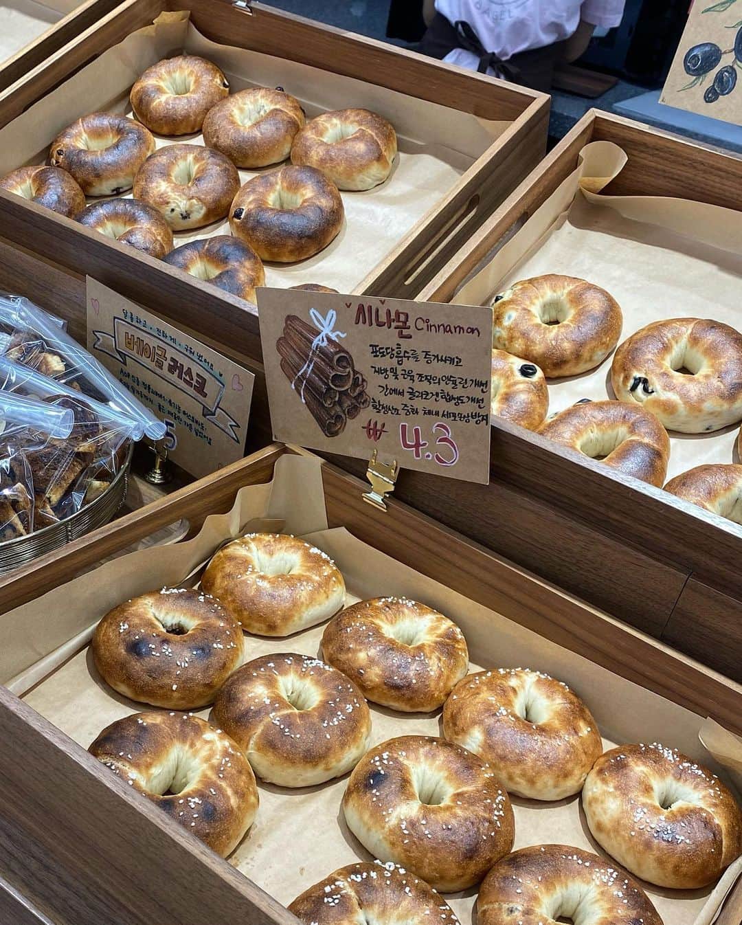ハ・シウンさんのインスタグラム写真 - (ハ・シウンInstagram)「차점검 맡기고 베이글 냠냠🥯 . . . . . #크림베이글#구리카페#크림베이글구리점」7月28日 17時10分 - haase428