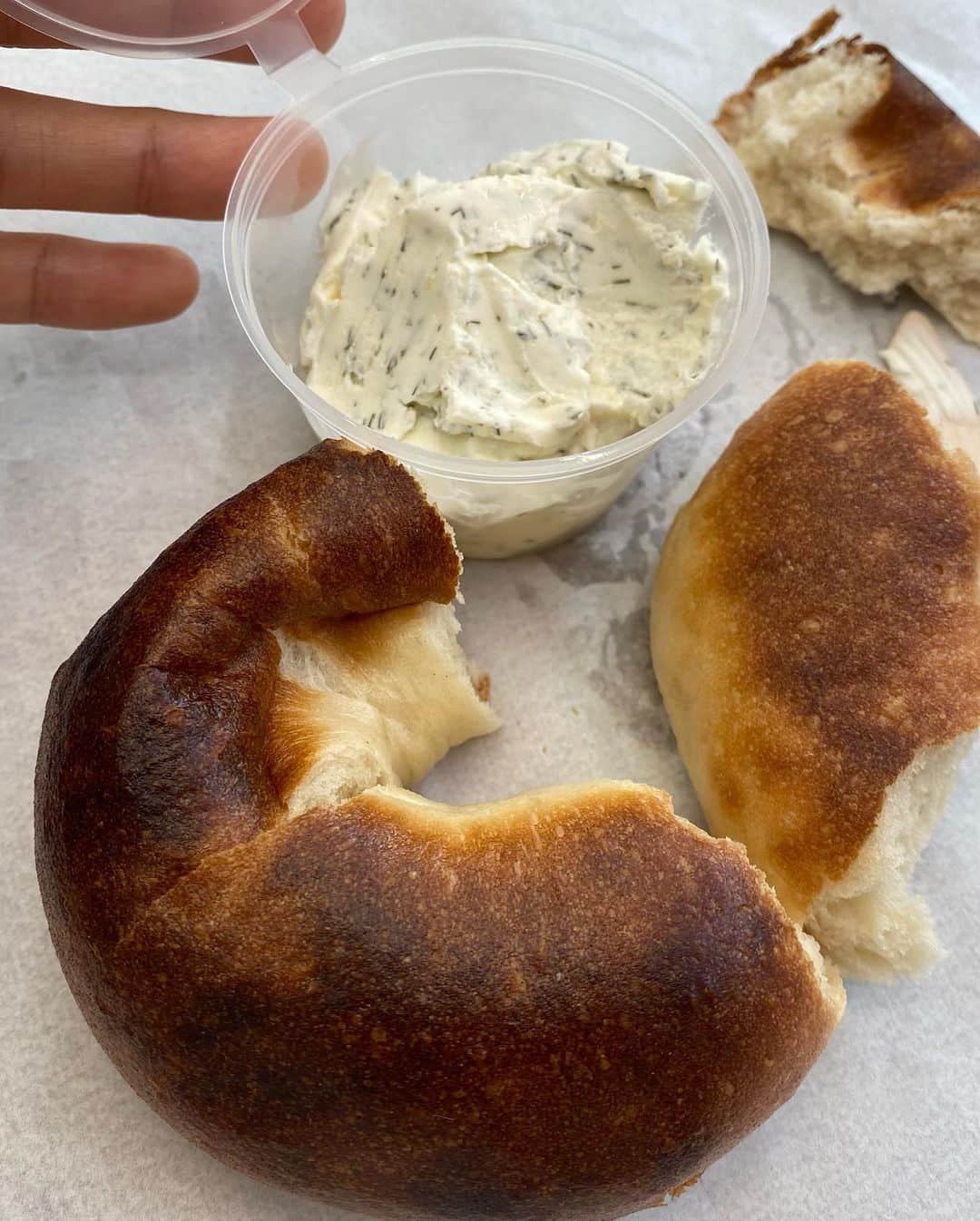 ハ・シウンさんのインスタグラム写真 - (ハ・シウンInstagram)「차점검 맡기고 베이글 냠냠🥯 . . . . . #크림베이글#구리카페#크림베이글구리점」7月28日 17時10分 - haase428