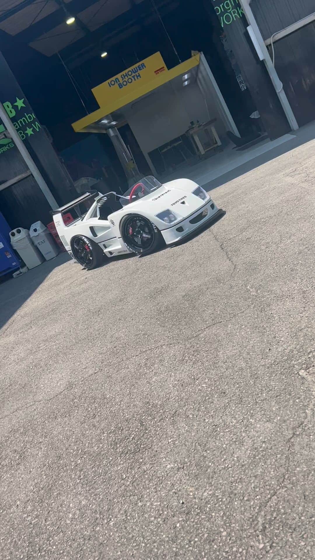 のインスタグラム：「LIBERTY WALK 　　LBWK LB★MINI F40シャーシーを木で手作りで作って見たらこうなる😆ワァーオ @libertywalk_tokyo_harajuku  @tone_japan  @sakon.hikari  @athlete_company  @minigtofficial  @hotwheelsofficial  @teamtoyousa  #libertywalk #lbworks #new #hobby #ferrari #ferrarif40 #f40 #widebody #日本#物作り #革命 #楽しい #元気 #kids #kidscar #custom #customcar  #Instagram」