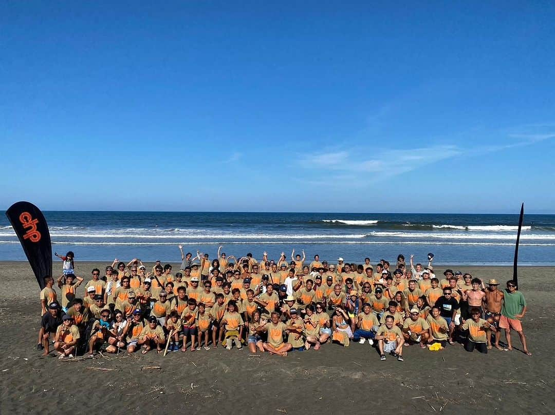 岡部亜紀のインスタグラム：「💙🧡💙🧡 CHP family cup 2023 お天気も波にも恵まれ最幸な夏祭りでした🥳 また来年もサンライズでお待ちしてます🤙🏽 #chp #chpfamilycup #夏祭り #サーフィンコンテスト #主役は選手 #チバフォルニア #サンライズポイント #一宮町」