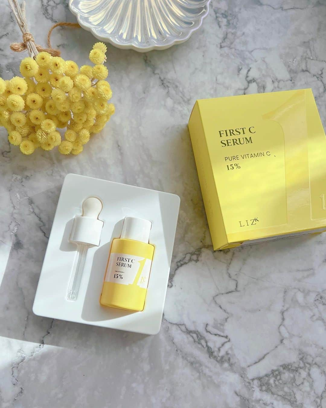 ゆうたむのインスタグラム：「韓国1位💛2600万本の販売記録✨  ビタミンCセラム🍋  FIRST C SERUM PURE VITAMIN C 15%  アンチエイジングに特化し、 特にシワ緩和効果と肌のリフティング効果が優秀なセラム✨  一週間ほど使用してみた感想です💛  毛穴が引き締まり、 全体的に肌の調子が底上げされて美白効果もあるように感じています♪ オイルのようなテクスチャーで浸透力が良いです✨  私はこのセラムを冷蔵庫で冷やして保管しているのですが この時期の暑いお風呂上がりにひんやりとした使用感が気持ち良くて気に入っています♡  私は敏感肌なのですが､ピリつきなどもなく潤いも充分で大満足です✨  @koming_japan  でお得に購入できるようになったので 見てみてね😊  #koming #vitamincserum  #美容液　#セラム　#韓国コスメ #夏コスメ　#cosme #おすすめコスメ #アンチエイジング  #アンチエイジングケア #自宅美容　#肌ケア #ゆうたむの美容メモ📝 #sponsored」