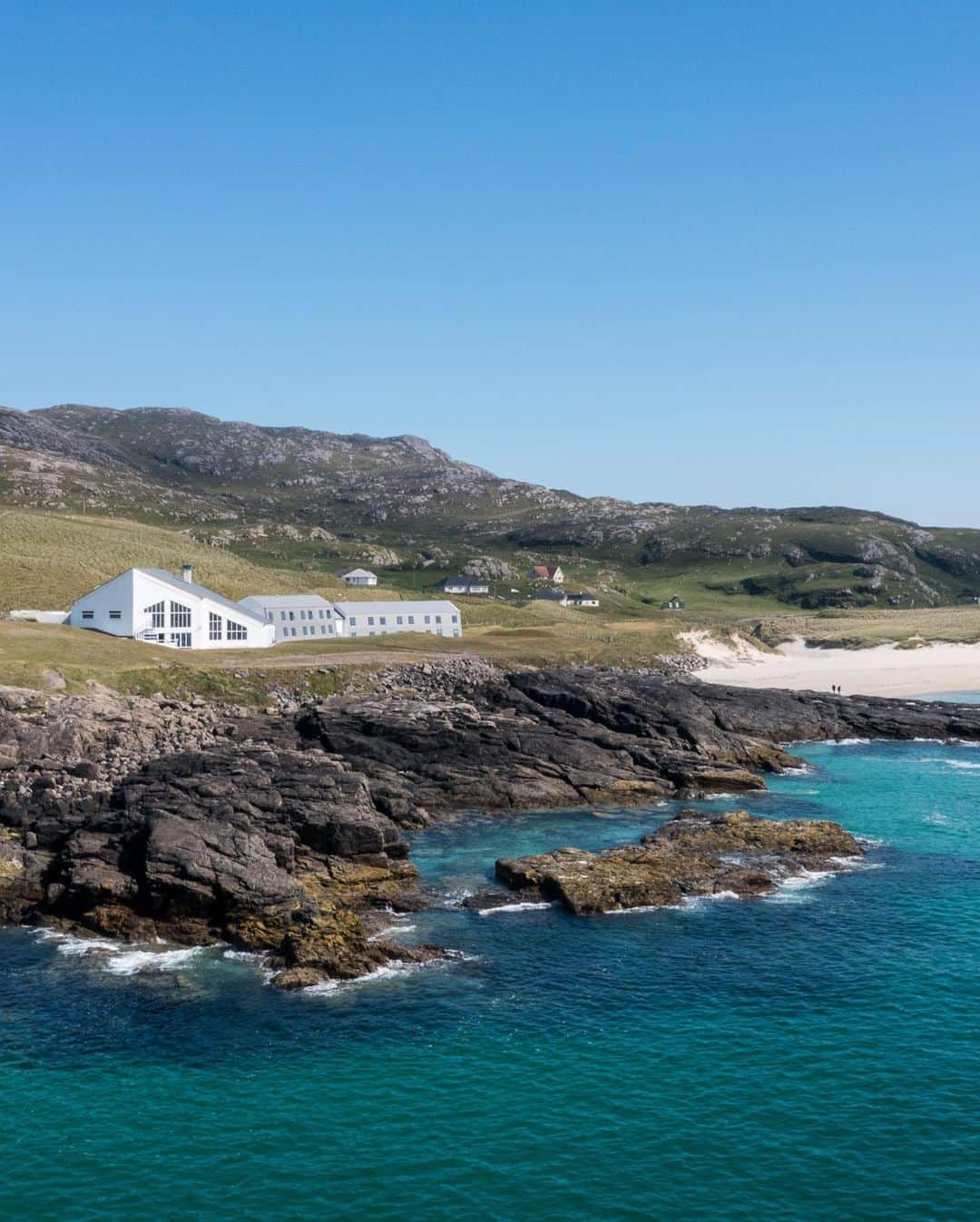 The Modern Houseさんのインスタグラム写真 - (The Modern HouseInstagram)「#forsale Island Life: a hotel on the Isle of Barra in Scotland’s Outer Hebrides, with panoramic views of rugged hillsides and sandy beaches.  Follow the link in our bio to view the full listing.  Isle of Barra Beach Hotel, Tangasdale Beach, Isle of Barra.」7月28日 17時11分 - themodernhouse