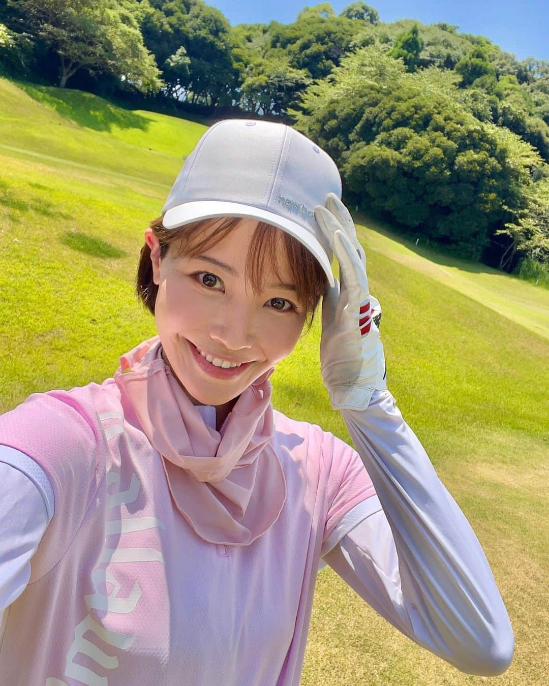 十碧れいやさんのインスタグラム写真 - (十碧れいやInstagram)「.  2ヶ月ぶりのゴルフコース⛳️ 朝早起きして、運動して、汗かいて、ご飯食べてとっても健康的♪  前回よりもスコアも伸びました〜✨⛳️ うれしやうれしや〜✨✨✨ 楽しかった♪  とにかく暑かったので、 ペットボトル水分5〜6本軽く飲んだよ〜！ 途中でかき氷も食べた🍧😆♪  よ〜し！ 目標決めたので、 また時間見つけてレッスン行くぞー⛳️  #ゴルフ #ゴルフ女子 #ゴルフコース #夏 #ゴルフコーデ #水分補給 #熱中症対策 #かき氷 #楽しい #いい運動 #趣味」7月28日 17時11分 - reiya_toa