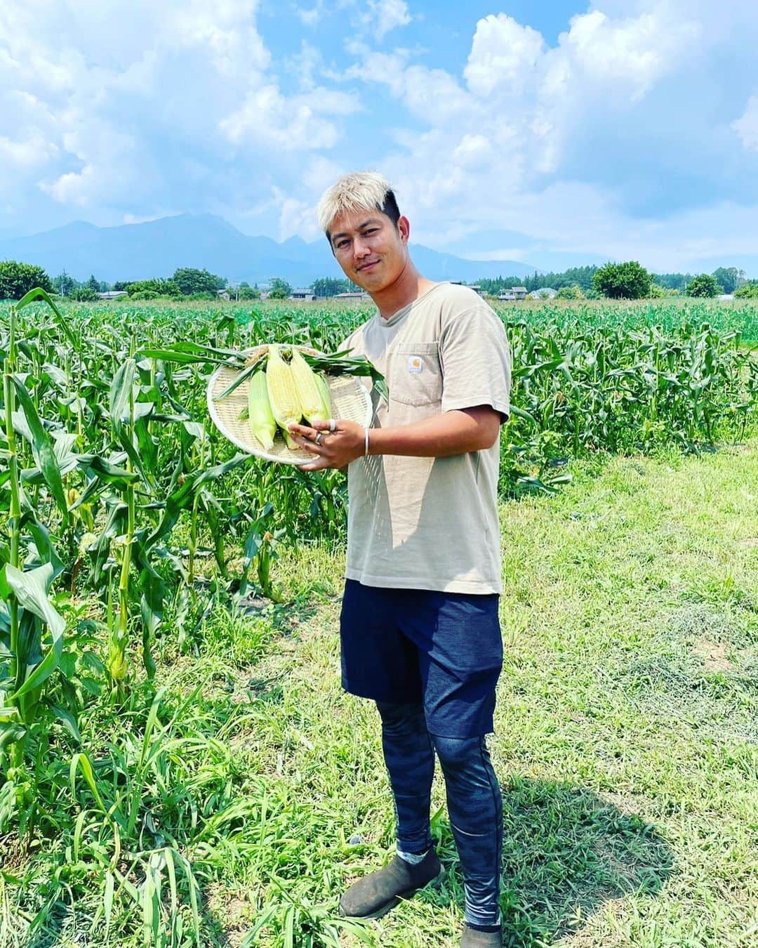 工藤阿須加のインスタグラム：「今年1発目のトウモロコシ🌽 今日、いちやまマートさんで販売させて頂いております🙇 もうあと残り少しらしく、手にとって頂いた方々ありがとうございます🙇  美味しい！めっちゃ美味い！など、かなり励めになり来年また喜んで頂けるよう力になります😭 もっと頑張るぞー🫡  #スイートコーン #トウモロコシ #農業 #感謝 #美味しさを共有したい」