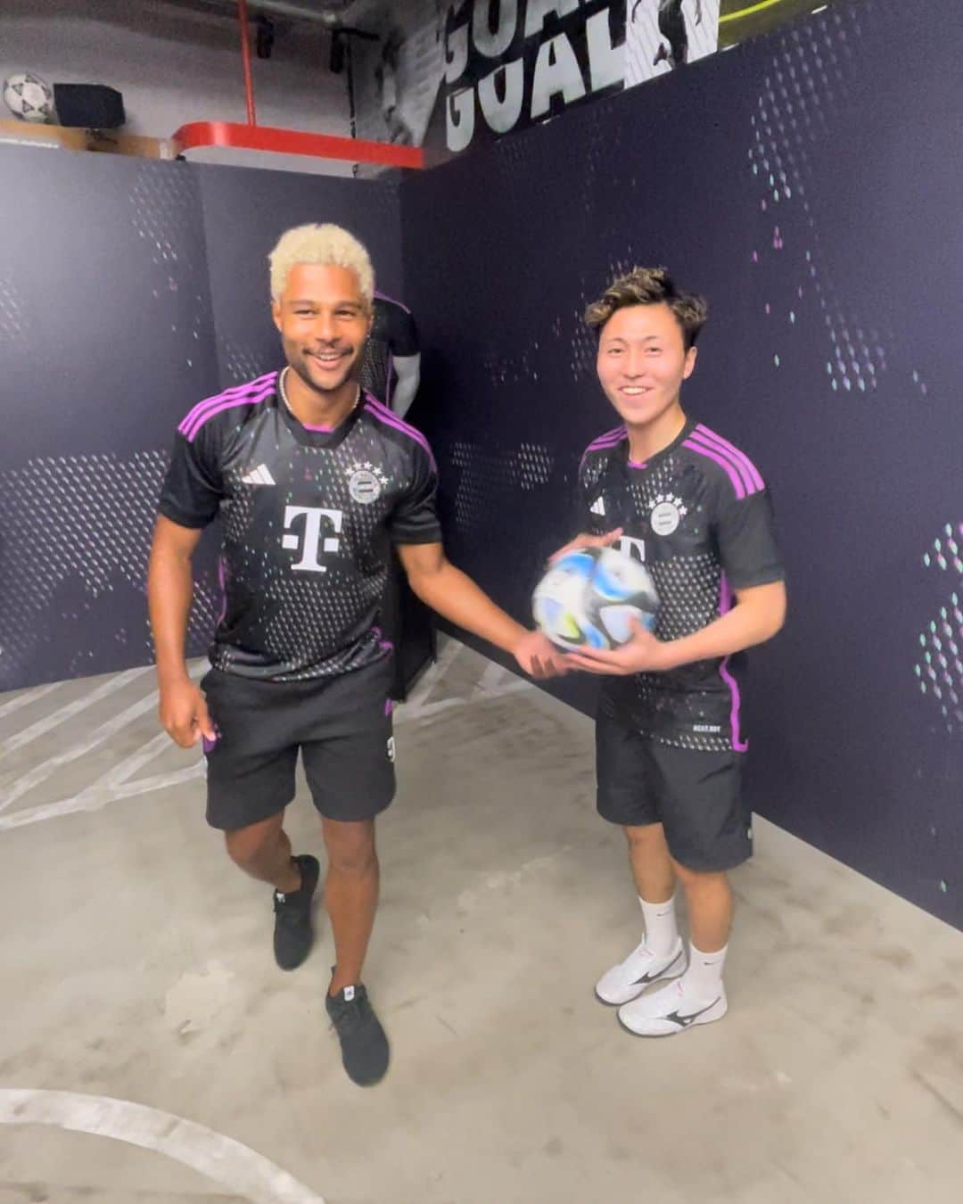 たまこうさんのインスタグラム写真 - (たまこうInstagram)「. With FC Bayern Gnabry We were able to interact and have a lifting showdown 😊  I could only take a video for 1 minute, but it was a very valuable experience!  Thank you very much 😊  FCバイエルンのニャブリ選手と 交流が出来運良くリフティング対決も出来ました😊  １分間しか動画は撮れませんでしたが凄く貴重な経験でした！  ありがとうございました😊  #MiaSanMia #AudiFCBTour @fcbayern @adidas @bundesliga」7月28日 17時04分 - tamakou0908