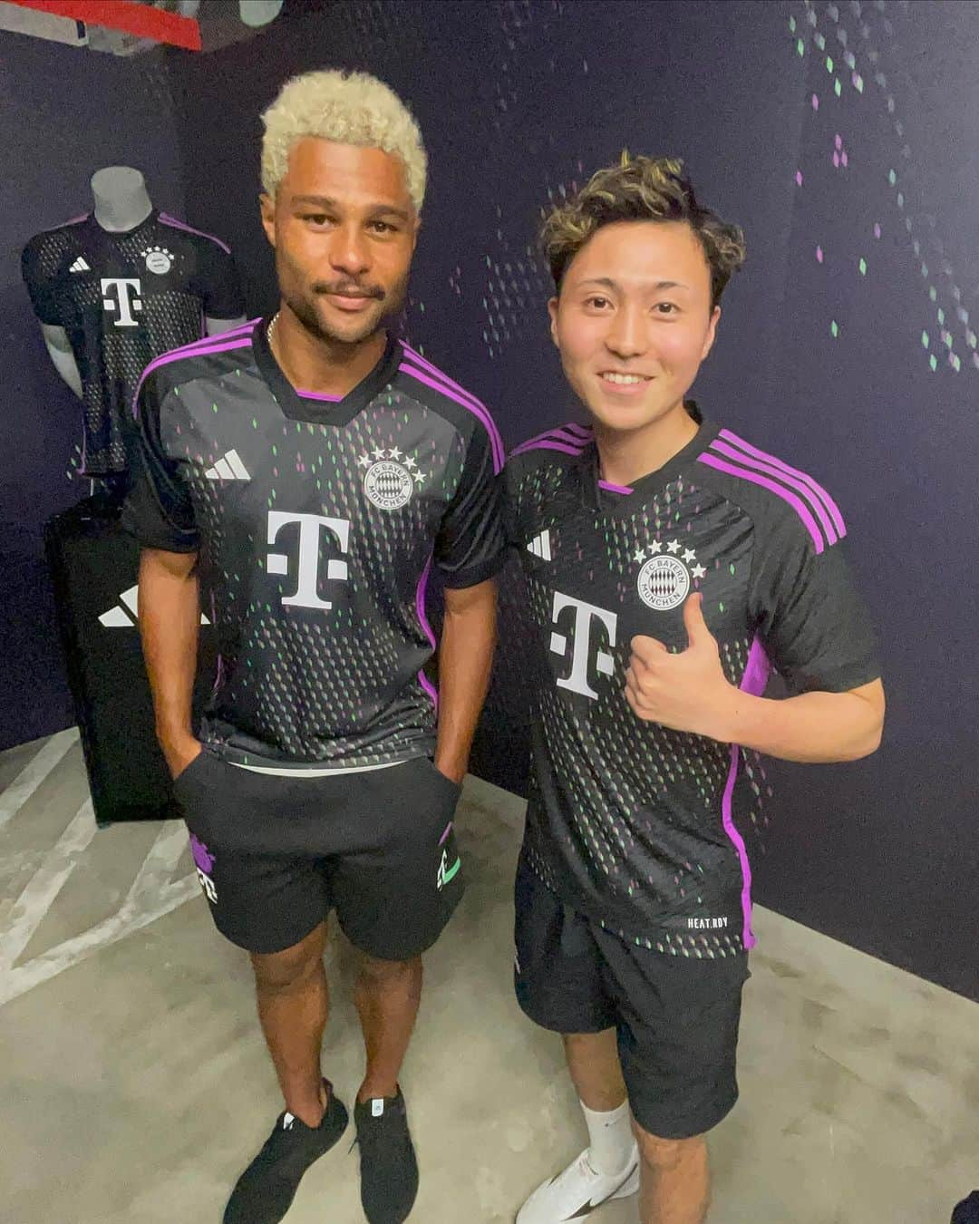 たまこうさんのインスタグラム写真 - (たまこうInstagram)「. With FC Bayern Gnabry We were able to interact and have a lifting showdown 😊  I could only take a video for 1 minute, but it was a very valuable experience!  Thank you very much 😊  FCバイエルンのニャブリ選手と 交流が出来運良くリフティング対決も出来ました😊  １分間しか動画は撮れませんでしたが凄く貴重な経験でした！  ありがとうございました😊  #MiaSanMia #AudiFCBTour @fcbayern @adidas @bundesliga」7月28日 17時04分 - tamakou0908