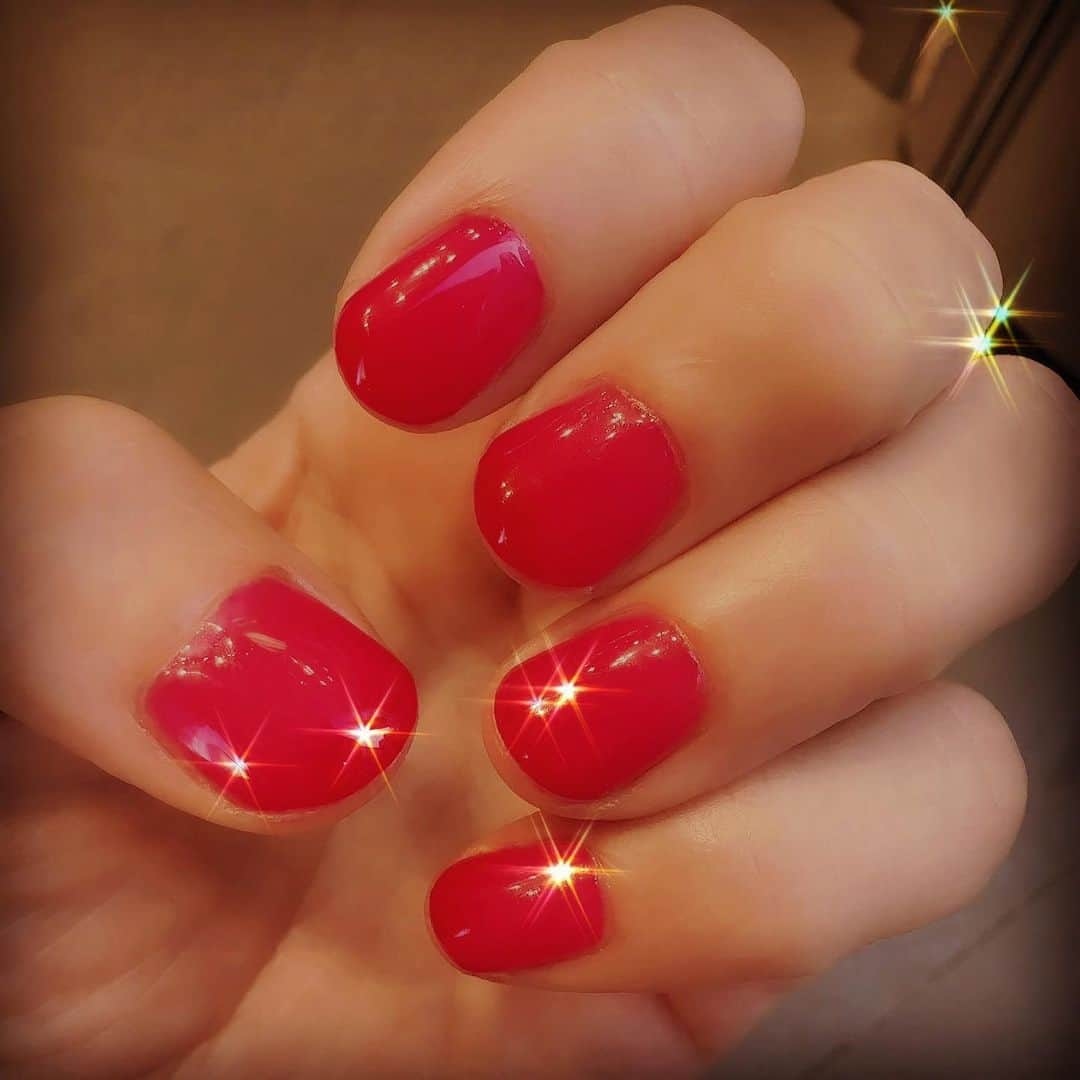 大西結花のインスタグラム：「7/29 明日のライブに合わせてネイルも仕上げてきました✨💅 ひっさしぶりー❤️ キャンディのようなシロップのようなクリアだけど重ためのネイルに気分上々💖 ちゅるんとしてます😍  #大西結花 #yuka #yukaonishi #ネイル #ちゅるんネイル #シロップ #グラデーションネイル #美味しそう #nail #japan #80年代 #80年代アイドル #50代 #50代ファッション」