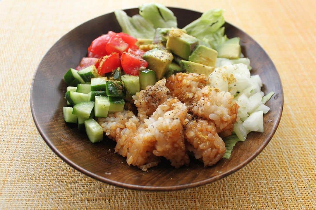 印度カリー子のインスタグラム：「【レシピ】夏の朝にぴったり！スパイスライスサラダ  香ばしい焼きおにぎりと甘酢ドレッシングを合わせると最高なんです…  材料（2人分） ・大きな大きな焼きおにぎり　2個 ・きゅうり　1本 ・アボカド　1個 ・ミニトマト　4個 ・玉ねぎ　1/4個 ・胡椒、コリアンダー（あれば）少々  ドレッシング ・酢、油、砂糖　各小さじ1 ・塩　ひとつまみ  ①焼きおにぎりは電子レンジで規定の時間温めておく ②野菜は角切りに、焼きおにぎりは一口大に切り、皿に盛りつける ③ドレッシングをまぜてから②に回しかけ、胡椒とコリアンダーを振る  アボカドを潰しながら全体をよ〜く混ぜ合わせて食べるのがオススメです！！！  めっちゃ好き！！！  #大きな大きな焼きおにぎり #ニッスイ #pr」