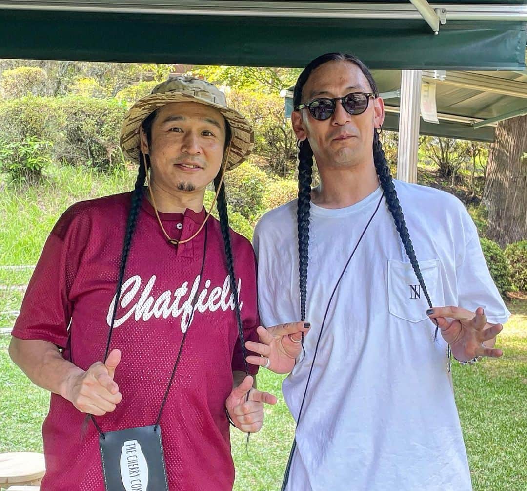 KAI_SHiNEのインスタグラム：「ヤキフェスで久々に同じ種族と会いました😆  ex:Boombastics → THE CHERRY COKESなうのLFくんと、ex:THC‼︎ → 山嵐なう。 もう20年くらいも前からお互い違うバンドになっても時を経てこうして一緒にできる機会があるのは本当に嬉しい事。 チェリコラヴです❤️‍🔥  pix by カツヲちゃん」