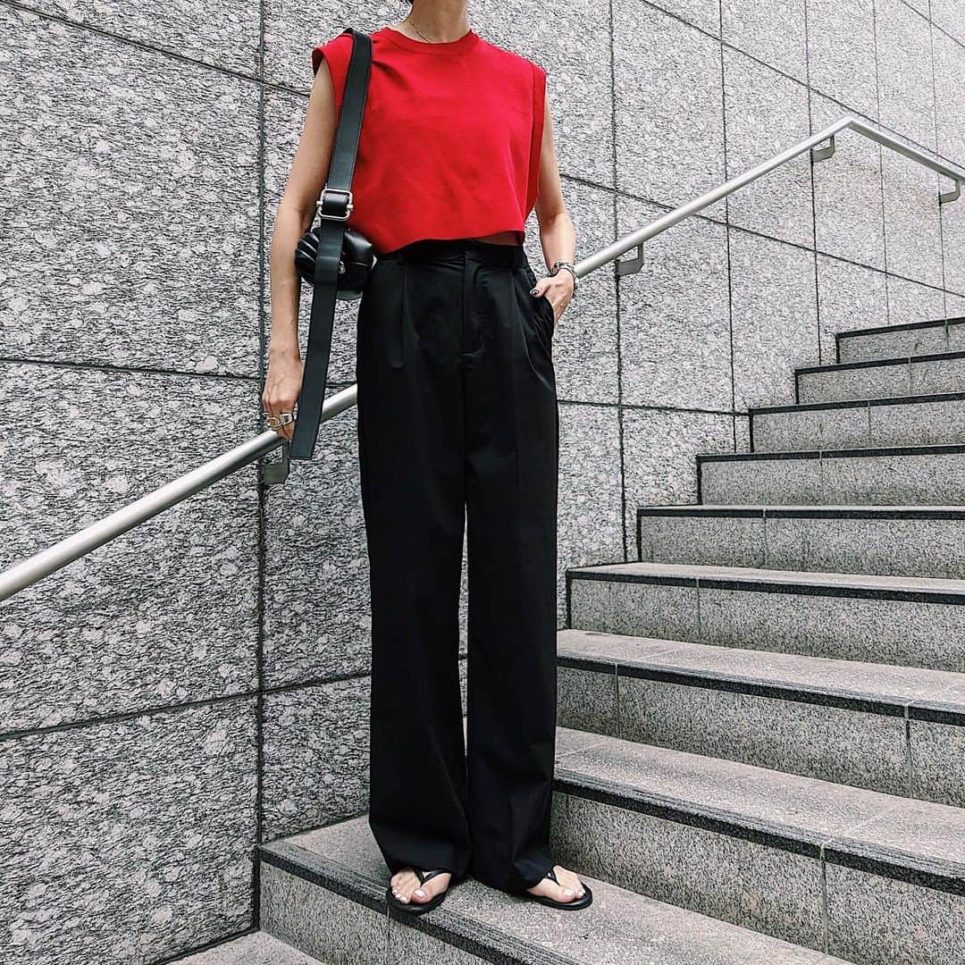 maai0528のインスタグラム：「〻👩🏻‍🦰🐶🍿🍎 Ｏotd‥🩷 たまには赤。 ． 丈感ちょーどよくって 着やすかったから イロチでブラックもゲット🤫 ． ． ． #fashionstyle  #sly_fav  #osoi #ZARA」