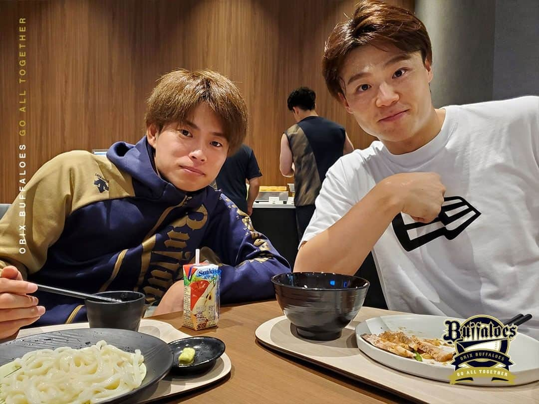 オリックス・バファローズさんのインスタグラム写真 - (オリックス・バファローズInstagram)「#山岡泰輔 #山崎福也 #試合前のエネルギー補給 #もぐもぐタイム #ざるうどん #汁なし担々麺 #エスコンフィールド北海道 #Bs2023 #buffaloes #baseball #ORIX #プロ野球」7月28日 17時08分 - orix_buffaloes