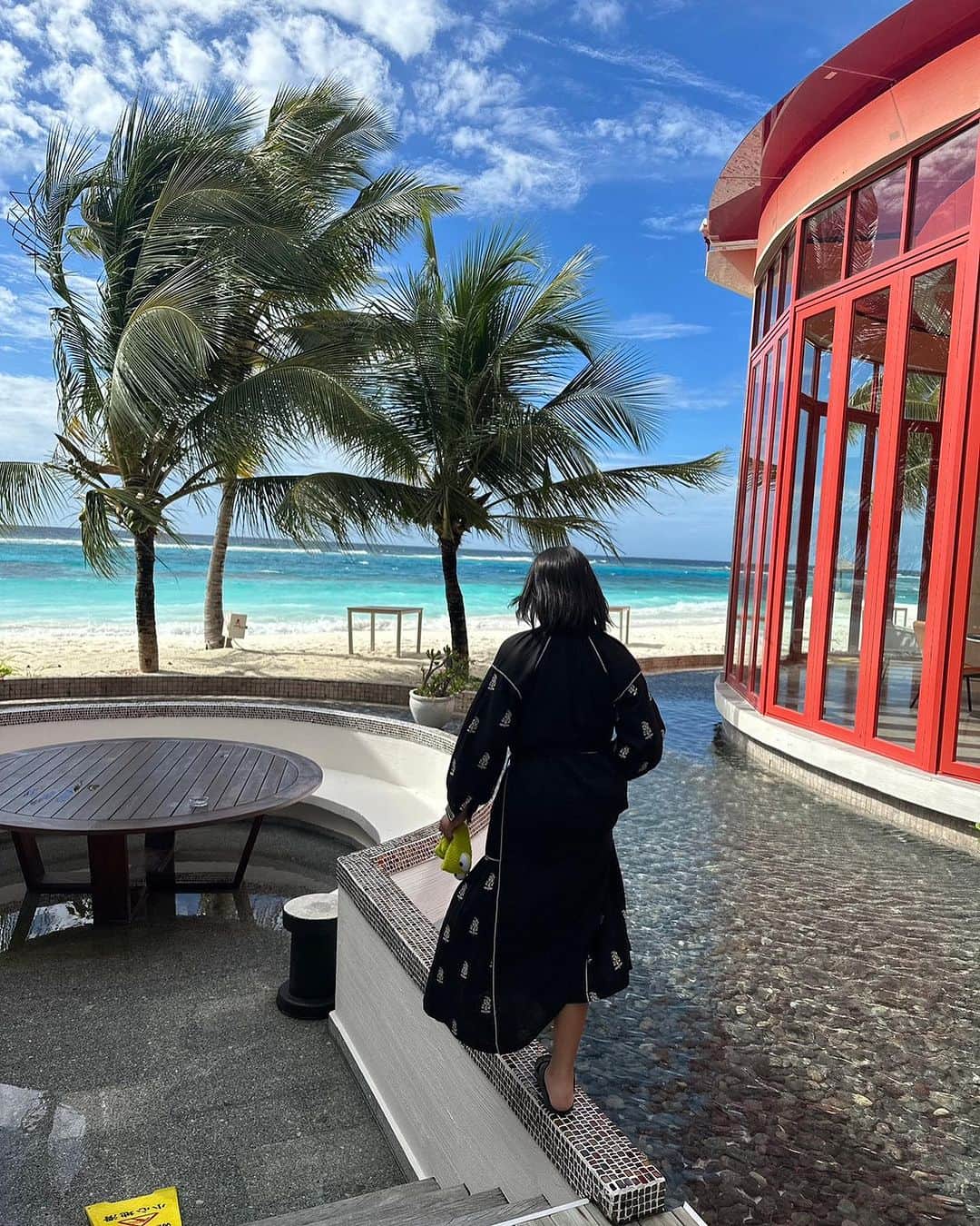 結子さんのインスタグラム写真 - (結子Instagram)「🤍🤍🤍🤍🍸🌊 海で子供達とゆっくりするのが好き❤️ 📷 @k__________ichi  #maldives#beach#lifeisbetteratthebeach」7月28日 8時13分 - yuiko_yyy