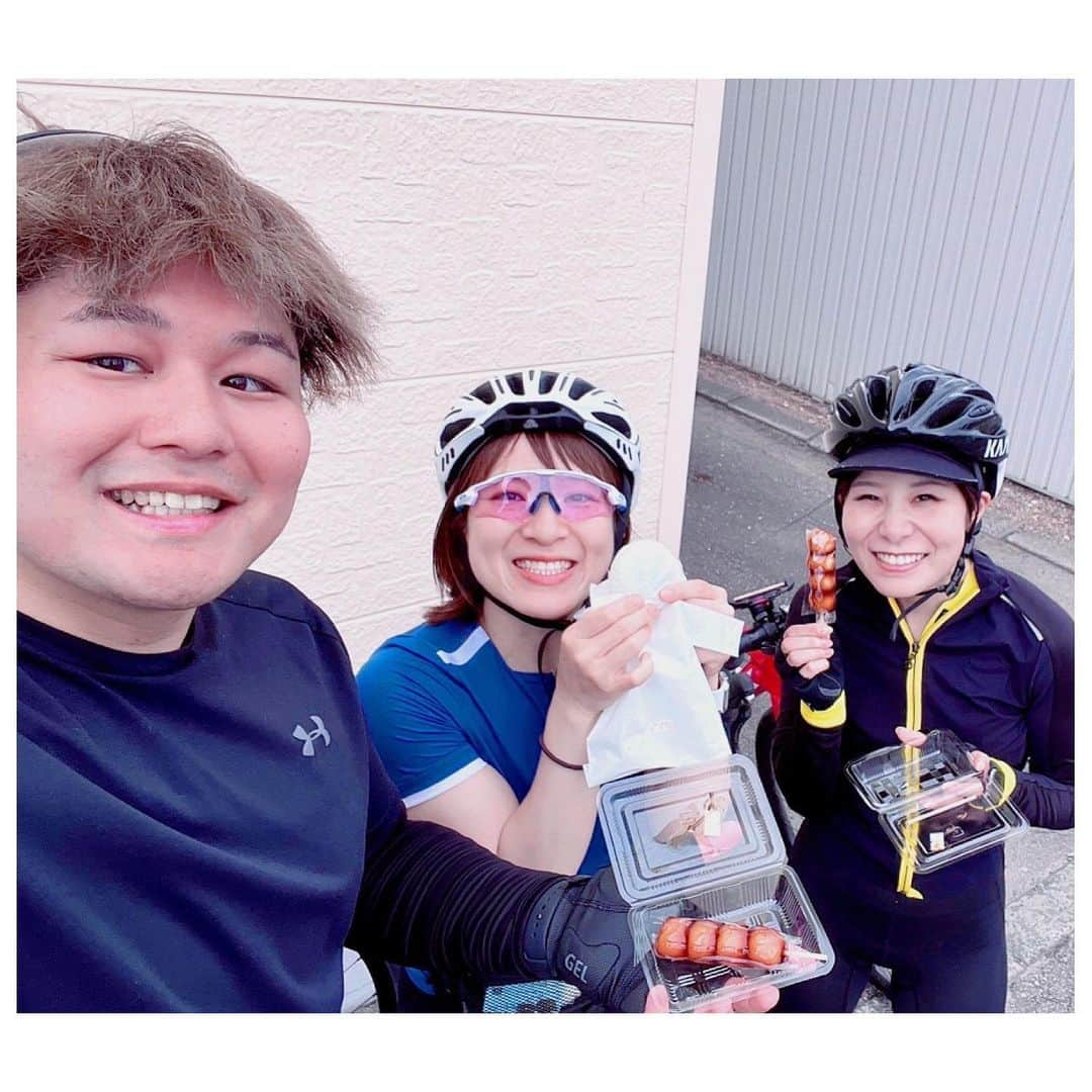 吉田夕梨花さんのインスタグラム写真 - (吉田夕梨花Instagram)「. ちび部チャリ旅(美幌編)🚴‍♀️🚴‍♀️🚴‍♂️ . . . 今回の目的は点香苑の豚まんでしたが、まさかの臨時休業。(定休日は確認したのに😂) でもおかげで美味しいお団子食べれました🍡 . . #オホーツクーール #やっぱり砂利道&坂道 #点香苑 #美幌町」7月28日 8時16分 - yurikayoshida77