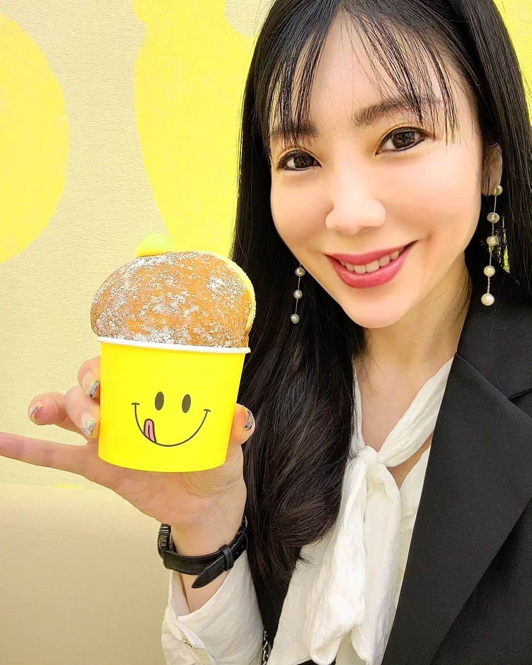 今堀恵理のインスタグラム：「韓国の大人気クリームドーナツのお店 @cafeknotted ソウルにも釜山にも有ります💓  釜山のアートメイク「ジュリエットビューティー」 @juliet_beauty_jp の帰りに、ジュリエットビューティーから徒歩5分の場所にあるロッテ百貨店の地下のお店で食べました💕 ここの店舗は比較的空いてて穴場だよ イートインスペースでゆっくり食べれます  ソウルでは行列です 韓国では近年ドーナツブームで、多くのドーナツ屋さんが登場していますが トップクラスの人気なのが『Cafe Knotted（カフェノーティッド）』 【ドーナツ】 カスタード 3500w ミルククリーム 3900w ストロベリークリーム 3900w アールグレイ 3500w ミントチョコレートクリーム 3900w  シナボン 3900w カヤバター 3900w レモンシュガー 3900w チョコプディング 3900w  ふわふわで感激なくらい美味しい💕 ミルククリームが最強でした ドーナツだけでなく、クロワッサンや塩パンなどのパン類も販売されています   ジュリエットビューティー&カフェノーティッドのコース おすすめだよ✨  #julietbeauty #CafeKnotte #釜山旅行 #クリームドーナツ #釜山カフェ #西面」