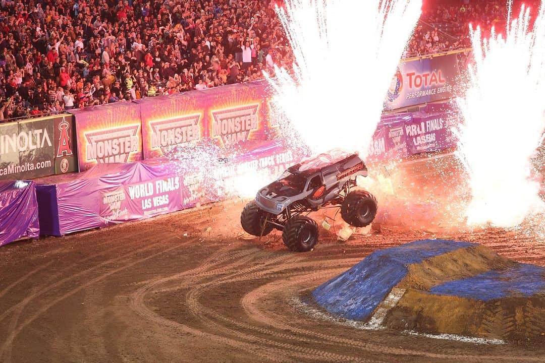 ロブ・ディアデックさんのインスタグラム写真 - (ロブ・ディアデックInstagram)「Jumping a monster truck ...
