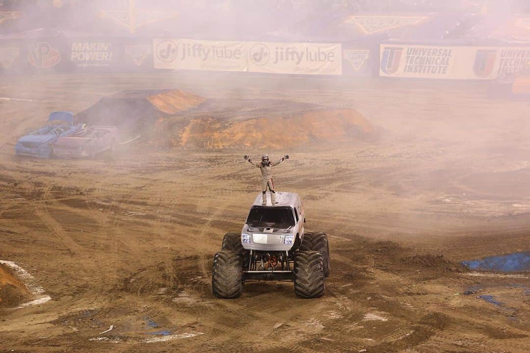 ロブ・ディアデックのインスタグラム：「Jumping a monster truck through an exploding RV in front 40,000 people was way more than a thrill of a lifetime. It was a pinpoint transition to a new stage in life. Not only was standing on top of this Battle Corn in front of 40,000 people my final reality tv moment, it was also my final stunt and the night I asked @bryianadyrdek's father @secabrown for permission to marry his daughter. A meaningful night I will never forget for so many reasons.」
