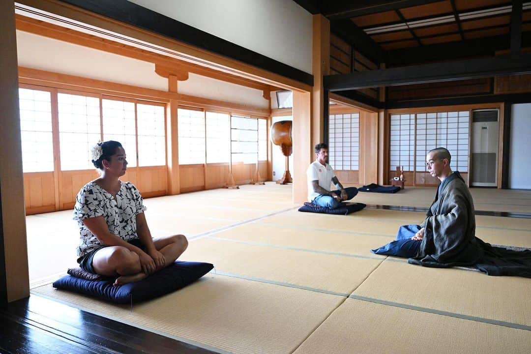 ラノミ・クロモウィジョジョのインスタグラム：「A little zen experience during a busy but meaningful week in Fukuoka 🧘🏽‍♀️🌸」