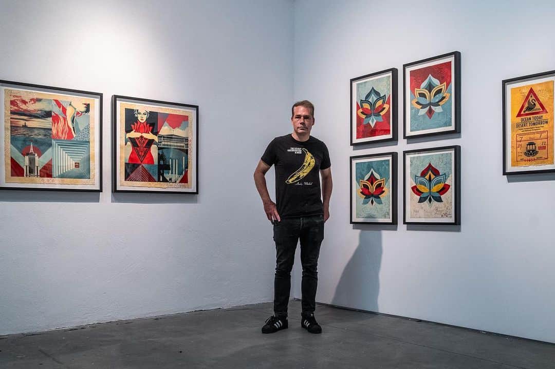 Shepard Faireyのインスタグラム：「An article about my show 'Printed Matters: While Supplies Last' in Lisbon, Portugal at @underdogs_gallery as well as @urbanrevolution.pt, is now up on @mensagem.lisboa’s website. If you're interested in reading it in both English and Portuguese, please visit the link in the bio. Thank you, Catarina Carvalho, for the interview! –Shepard  Photo credit: Carlos Menezes」