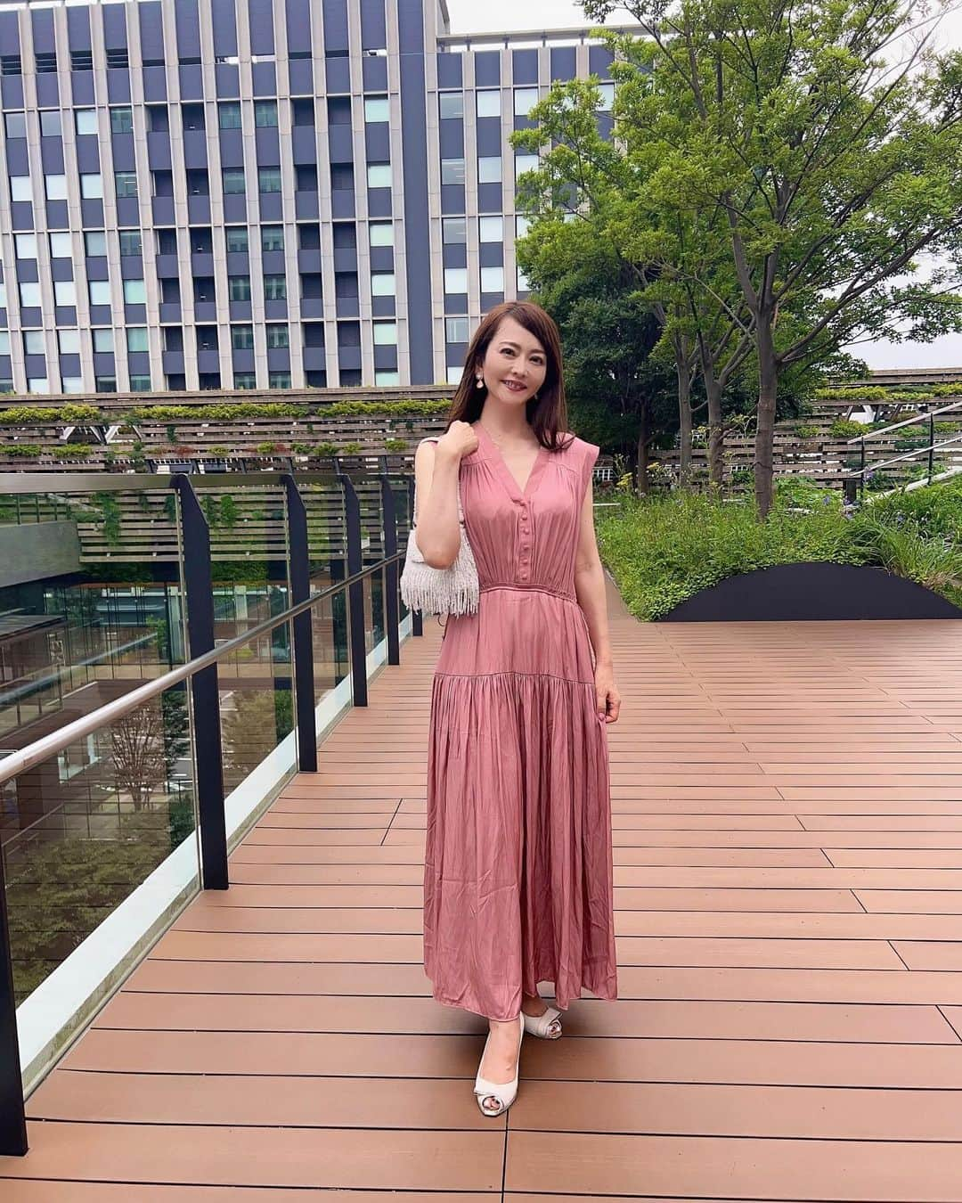 森雅子さんのインスタグラム写真 - (森雅子Instagram)「✨✨✨  おはようございます。  大人ピンク夏スタイル✨  Mullang韓国で大人気 !  デイリールック ワンピースドレス  @koming.jp_official   落ち着いたピンクが上品で サラッとした着心地がお気に入り❤️  ウエストは両サイドで調節出来ます。  深いVネックとロング丈が 大人の雰囲気なんですが 風に揺れる裾が可愛い💕  7月10日にKOMINGの公式サイトがOPENしました！  コミングは韓国の人気商品を販売する ショッピングプラットフォーム。  Kファッション、Kビューティーに 興味があるかたはぜひ利用してみてね♪  @koming.jp_official   https://bit.ly/3XBV2vW  #koming  #韓国ファッション  #コーミング #ファッション #夏ファッション #夏ワンピース  #大人ワンピース #大人コーデ  #大人ファッション #夏コーデ  #大人カジュアル #きれいめカジュアル  #綺麗めコーデ #summerfashion  #summerstyles」7月28日 8時41分 - mako_marie_an