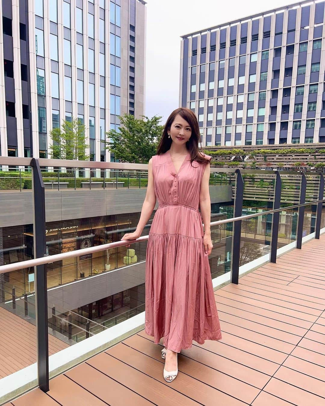 森雅子さんのインスタグラム写真 - (森雅子Instagram)「✨✨✨  おはようございます。  大人ピンク夏スタイル✨  Mullang韓国で大人気 !  デイリールック ワンピースドレス  @koming.jp_official   落ち着いたピンクが上品で サラッとした着心地がお気に入り❤️  ウエストは両サイドで調節出来ます。  深いVネックとロング丈が 大人の雰囲気なんですが 風に揺れる裾が可愛い💕  7月10日にKOMINGの公式サイトがOPENしました！  コミングは韓国の人気商品を販売する ショッピングプラットフォーム。  Kファッション、Kビューティーに 興味があるかたはぜひ利用してみてね♪  @koming.jp_official   https://bit.ly/3XBV2vW  #koming  #韓国ファッション  #コーミング #ファッション #夏ファッション #夏ワンピース  #大人ワンピース #大人コーデ  #大人ファッション #夏コーデ  #大人カジュアル #きれいめカジュアル  #綺麗めコーデ #summerfashion  #summerstyles」7月28日 8時41分 - mako_marie_an