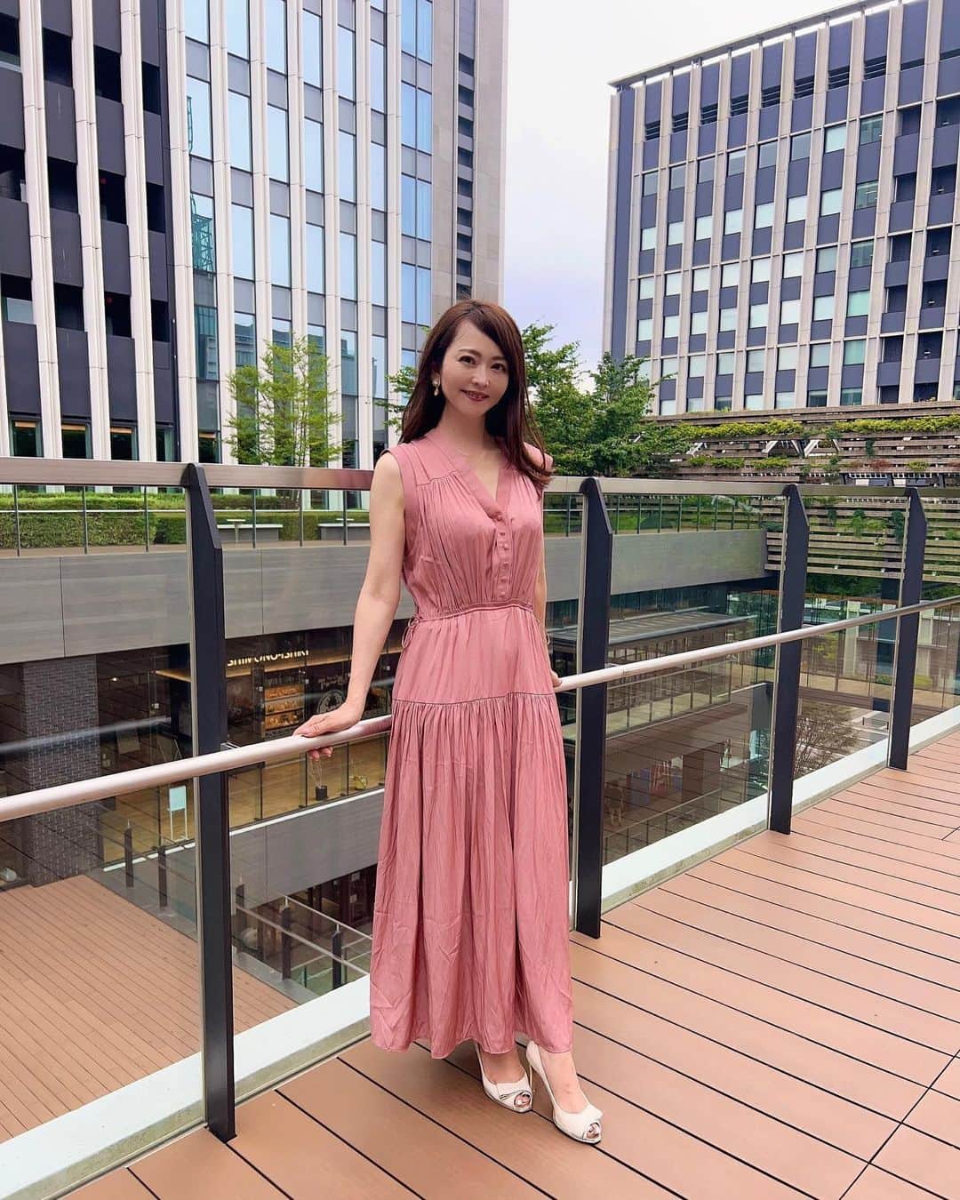 森雅子のインスタグラム：「✨✨✨  おはようございます。  大人ピンク夏スタイル✨  Mullang韓国で大人気 !  デイリールック ワンピースドレス  @koming.jp_official   落ち着いたピンクが上品で サラッとした着心地がお気に入り❤️  ウエストは両サイドで調節出来ます。  深いVネックとロング丈が 大人の雰囲気なんですが 風に揺れる裾が可愛い💕  7月10日にKOMINGの公式サイトがOPENしました！  コミングは韓国の人気商品を販売する ショッピングプラットフォーム。  Kファッション、Kビューティーに 興味があるかたはぜひ利用してみてね♪  @koming.jp_official   https://bit.ly/3XBV2vW  #koming  #韓国ファッション  #コーミング #ファッション #夏ファッション #夏ワンピース  #大人ワンピース #大人コーデ  #大人ファッション #夏コーデ  #大人カジュアル #きれいめカジュアル  #綺麗めコーデ #summerfashion  #summerstyles」