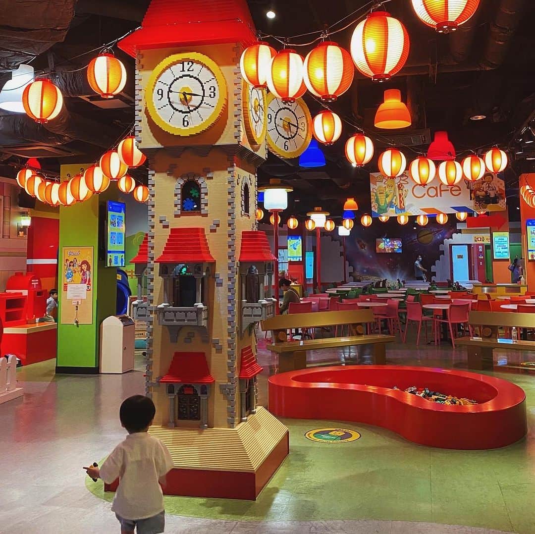 美生のインスタグラム：「LEGOLAND DISCOVERYCENTER🤖 ⁡ ⁡ 8/1より @ldcosaka にて レゴ®️ドリームズをテーマにした イベントが開催されるそうで 先行4Dシネマ上映会へ 子供達と行ってきました🎬 ⁡ 迫力ある映画に子供たちも大興奮♡ ⁡ 館内も夏祭り仕様ですごく可愛かった🏮 ⁡ 1人で3人連れていくのは3回目ですが 安心して遊ばせられるし スタッフの方も優しいし また行きたい♡って思える♡ ⁡ 子供達の喜ぶ姿が見られて 夏休みの楽しい思い出ができました♡ ⁡ ⁡」