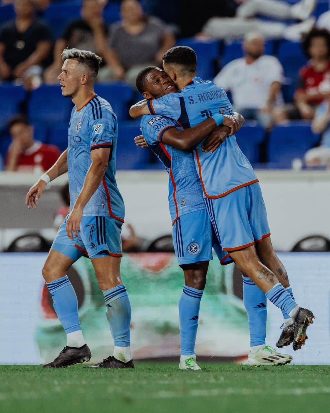 アルフレッド・モラレスさんのインスタグラム写真 - (アルフレッド・モラレスInstagram)「Well deserved win and strong performance! 5 goals and a clean sheet! Let’s go @nycfc 💙 On to the next round @leaguescup」7月28日 8時48分 - alfredo1008