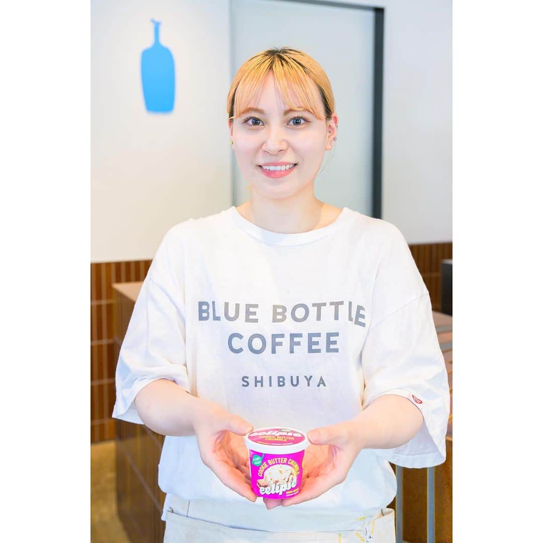 Blue Bottle Coffee Japanさんのインスタグラム写真 - (Blue Bottle Coffee JapanInstagram)「＼ 明日開催✨ ／⁠ 明日 7月29日(土)限定でブルーボトルコーヒー 渋谷カフェにて、日本未上陸の「Eclipse Foods（エクリプスフーズ）」の100％プラントベースのアイス「Eeclipse（エクリプス）」の無料サンプリングイベントを実施いたします❗️⁠ ⁠ ドリンクをご注文のお客さまにドリンク 1 点につきご希望のお客さまに「エクリプス」アイスカップ（106ml）を 1 点差し上げます。⁠ ⁠ ⁠ みなさま、プラントベースのアイスを召し上がったことはございますか？⁠ ⁠ エクリプスフーズはデンプンを主原料とした乳代替品を製造する特許技術を保有しており、乳製品による温室効果ガスの排出量削減に取り組んでいます。⁠ ⁠ ⁠ 今回みなさまにお楽しみいただくアイス「エクリプス」も、100％プラントベースの原料を使用しており、エクリプスフーズの共同創設者であり過去にはミシュランレストランのシェフを務めたトーマス・ボウマン氏が開発を担当することで同時においしさも追求✨⁠  その味わいは驚くほどクリーミーで乳製品とは見分けがつかないほどです👀⁠ ⁠ 同じくブルーボトルコーヒーも重点を置いているサステナビリティの理念とマッチしたことで、今回のイベントが実現いたしました。⁠ ぜひ、ブルーボトルのコーヒーと一緒にお楽しみいただけると嬉しいです！⁠ ⁠  ⁠ ーーーーーーーーーー⁠ エクリプスフーズ 無料サンプリングイベント⁠ ⁠ ブルーボトルコーヒー 渋谷カフェでドリンク1点ご注文につき、⁠ ご希望のお客さまに「エクリプス」アイスカップ（106ml）を 1 点差し上げます。⁠ ⁠ 実施期間：7月29日(土) 8:00〜⁠ ⁠ お試しいただけるフレーバー⁠ ■ クッキーバター⁠ ■ マンゴーパッションフルーツ⁠ ■ クラシックチョコレート⁠ ※限定400点のご用意となりますため、なくなり次第終了となります。⁠ ※お好きなフレーバーをお選びいただけますが、⁠ 各フレーバー限定数のご用意となりますため配布が終了している場合もございます。⁠ ※店内でのお召し上がり、お持ち帰りどちらの場合でもお渡しさせていただきます。⁠ ーーーーーーーーーー⁠  ⁠ ⁠ ⁠ #eclipsefoods⁠ #エクリプスフーズ⁠ #プラントベース⁠ #ヴィーガンアイス⁠ #ブルーボトルコーヒー⁠ #ブルーボトルコーヒー渋谷⁠ #BlueBottleCoffee⁠ #BlueBottleCoffeeShibuya」7月28日 8時59分 - bluebottlejapan