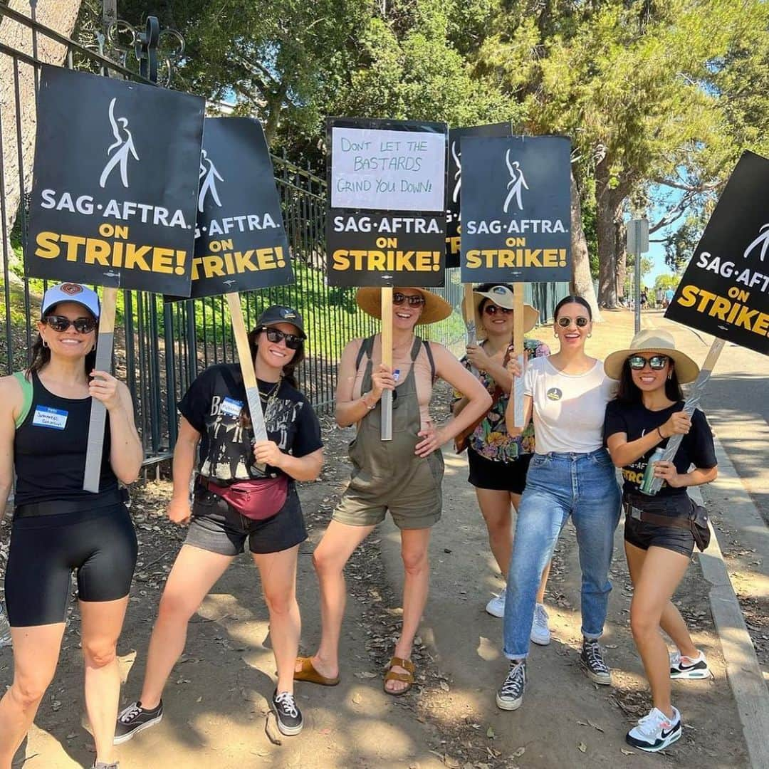 イヴォンヌ・ストラホフスキーさんのインスタグラム写真 - (イヴォンヌ・ストラホフスキーInstagram)「@sagaftra on STRIKE ! Picketing in the heat today fighting for the future, for our rights, for our peers, for the right to qualify for health insurance, for pay & basic rights in this industry #westandtogether #pregnantwaddling&striking #👊🏻」7月28日 9時11分 - yvonnestrahovski