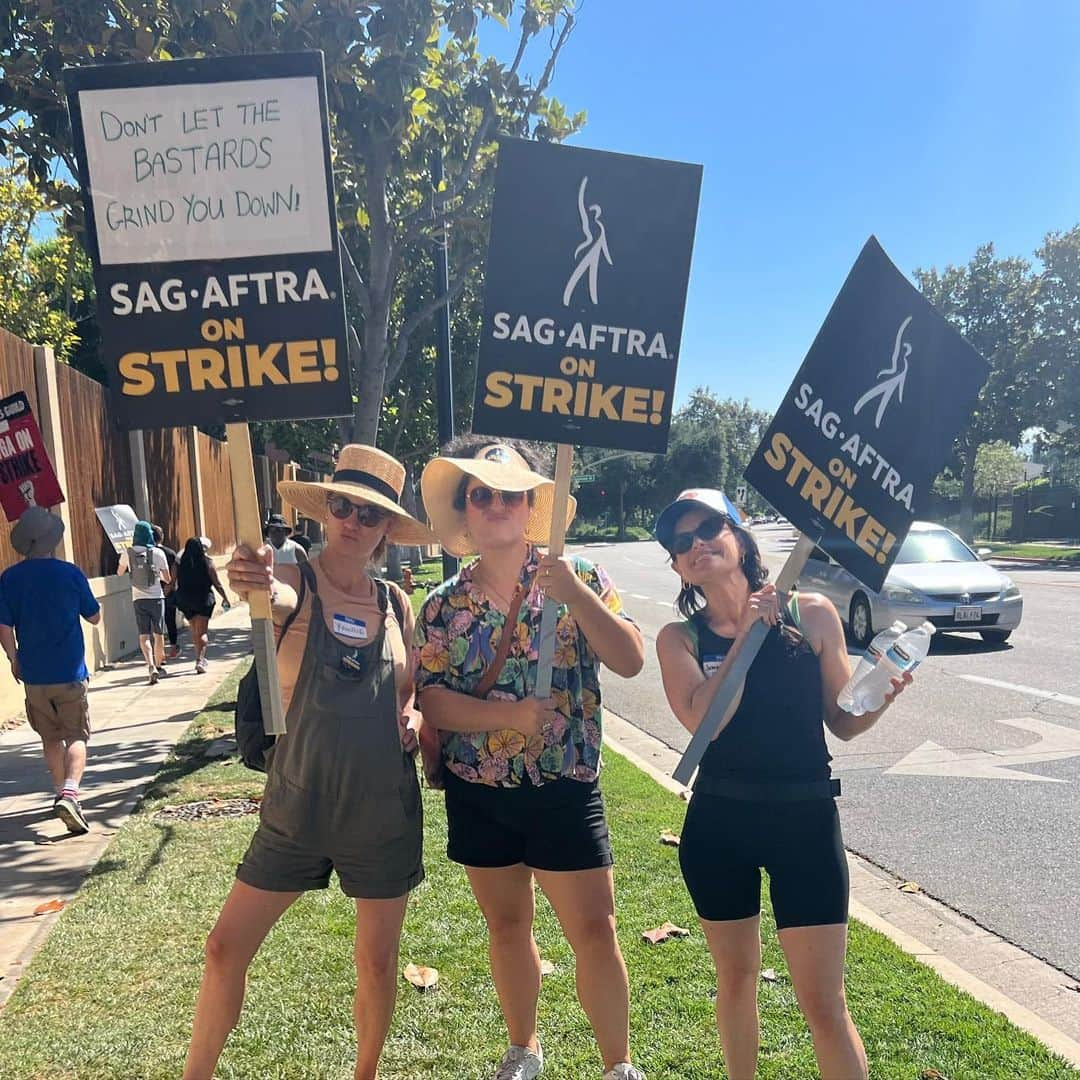 イヴォンヌ・ストラホフスキーのインスタグラム：「@sagaftra on STRIKE ! Picketing in the heat today fighting for the future, for our rights, for our peers, for the right to qualify for health insurance, for pay & basic rights in this industry #westandtogether #pregnantwaddling&striking #👊🏻」