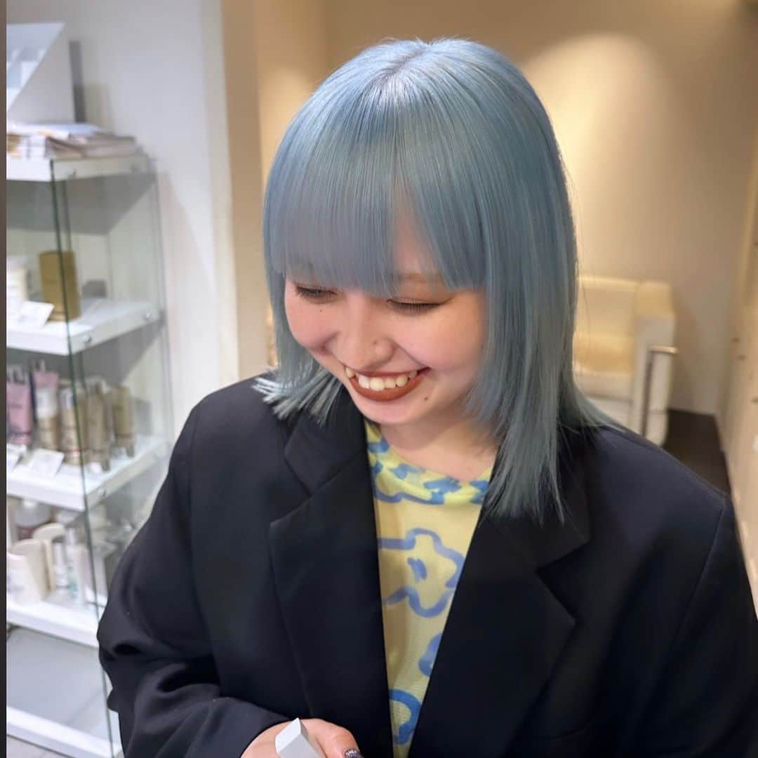 Beleza_official_instagramのインスタグラム：「pail blue♡ breach3〜 ・  色落ちまで綺麗なカラー やわらかいカラー 一人ひとりに似合うカラー お任せください✊🌼🌟 ブリーチは誰に任せるかでダメージが 変わってきます！ ご予約はDMorホットペッパーから お願いします😉💕 Rei指名していただければ 絶対に可愛くします✊ belezaに来たことある方でもRei指名可能です😇 "また会いたい"と思わせます❗️ ・ わからないことがあればDMまでお願いします🤲  黒染め、縮毛履歴はハイブリーチメニューで ご予約ください🤲 記載のお時間より、ブリーチの抜け具合で お時間かかる場合がございます。 当日は長めに見ていただければ助かります。 お任せください♡♡」