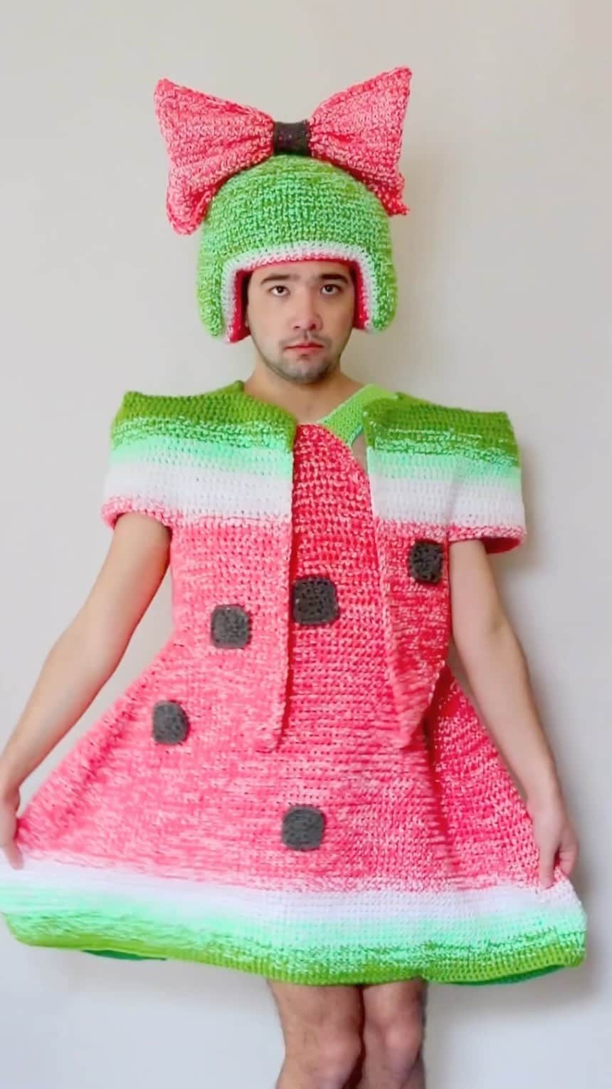 Phil Fergusonのインスタグラム：「When your friends call you a melon head 🥰  #watermelon #melon #fruit #fruithead #crochet #hat #food #foodhat #knit #craft #art #fashion #funny #dancing #🤷‍♀️ #reels」