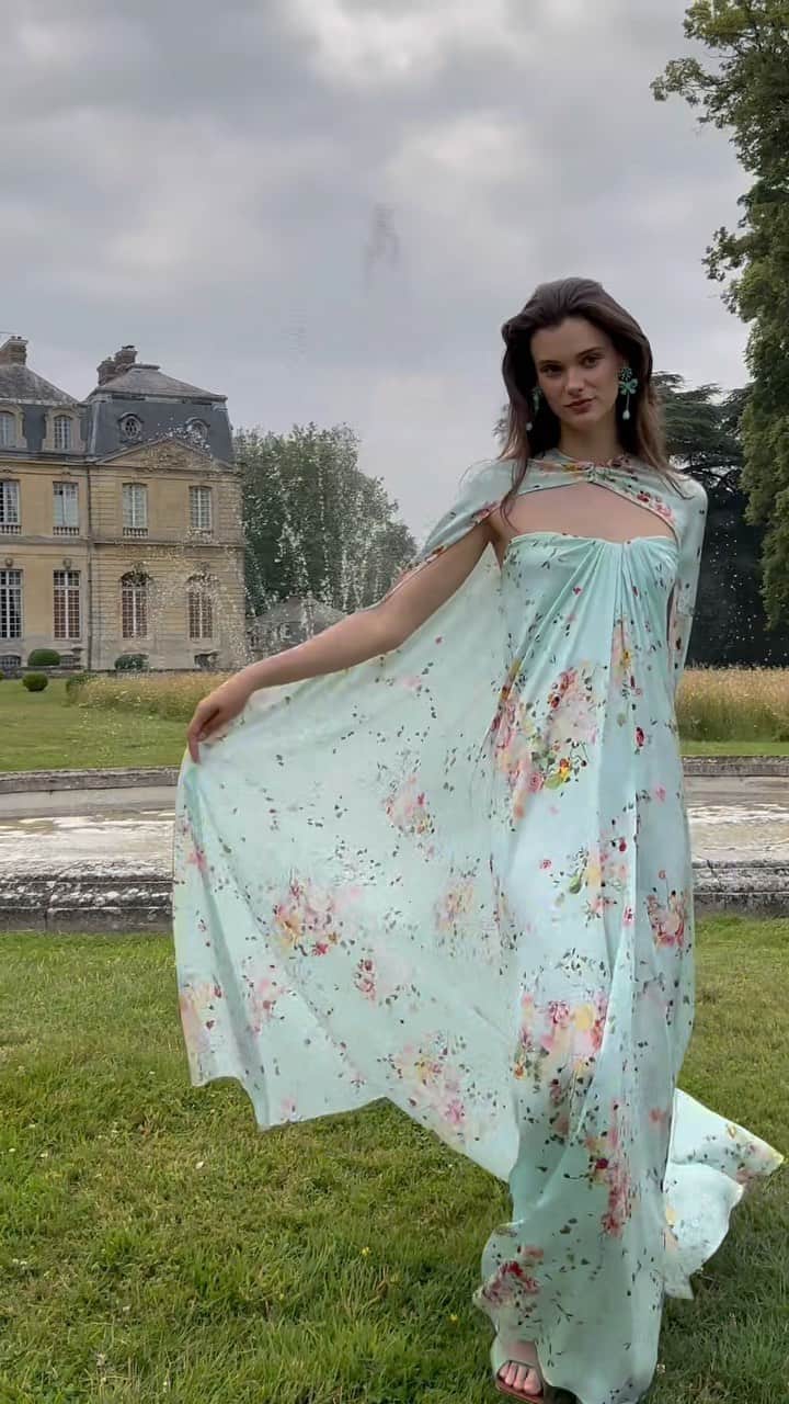 Monique Lhuillierのインスタグラム：「A walk in the French Countryside 🍃💙 #moniquelhuillier」