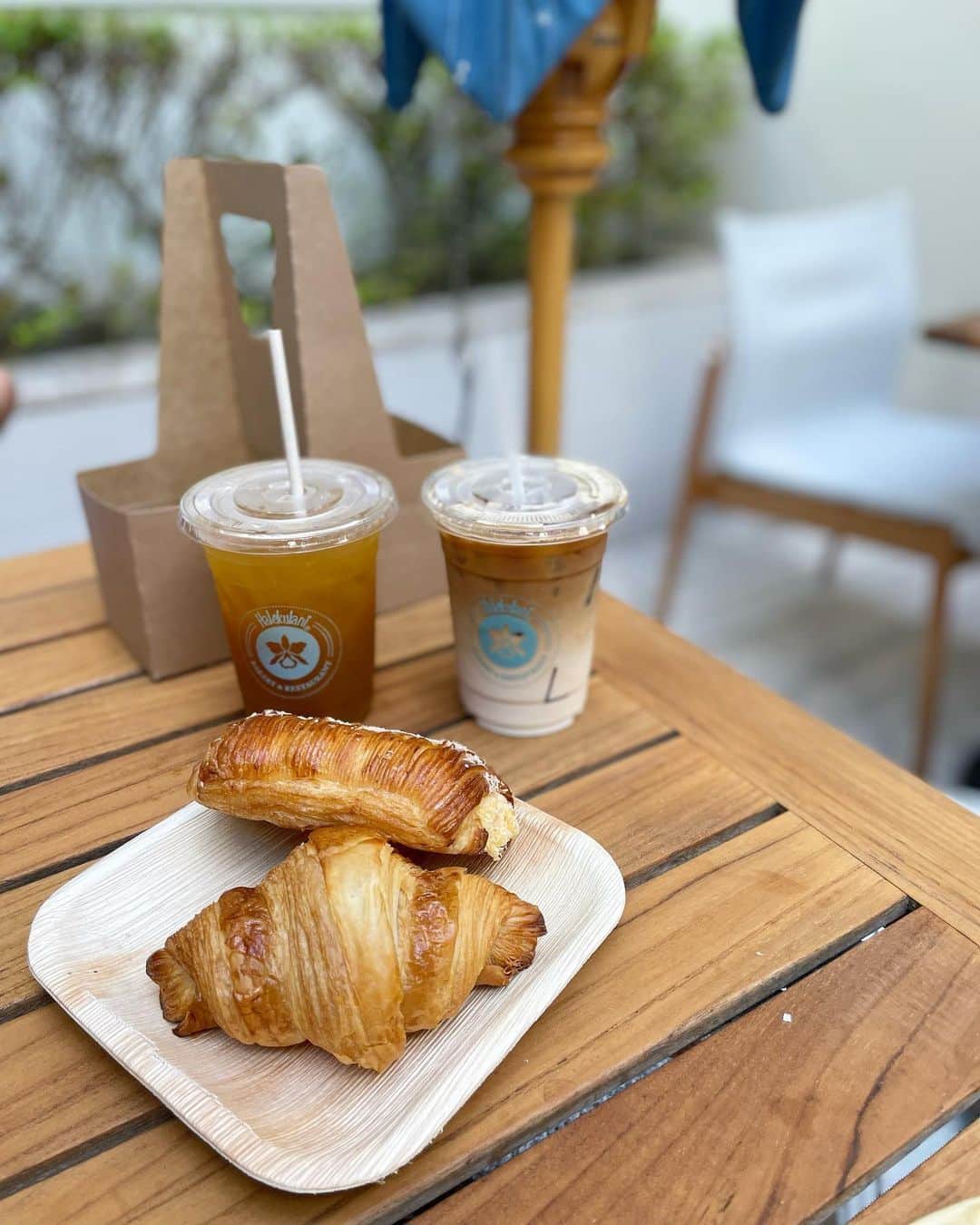 田中麻衣のインスタグラム：「気になっていたハレクラニベーカリー🥐  ハレクラニホテルの目の前にあります。ホテルでは毎朝朝食ついていましたが、ハレクラニベーカリーも気になってこの日は朝食2回食べてしまった😅  営業時間も短いので、朝行くのがおすすめです。  とってもおいしかった。 見た目も食欲をそそるパンたちがずらり。 ただパンひとつ1,000円前後は、高いよね😂  為替の影響もあり、ハワイはどこでなに食べても高くて.. 仕方ないですが。  改めて、 日本は安くておいしいものたくさんあるなぁと感じました🥰  #ハレクラニベーカリー」