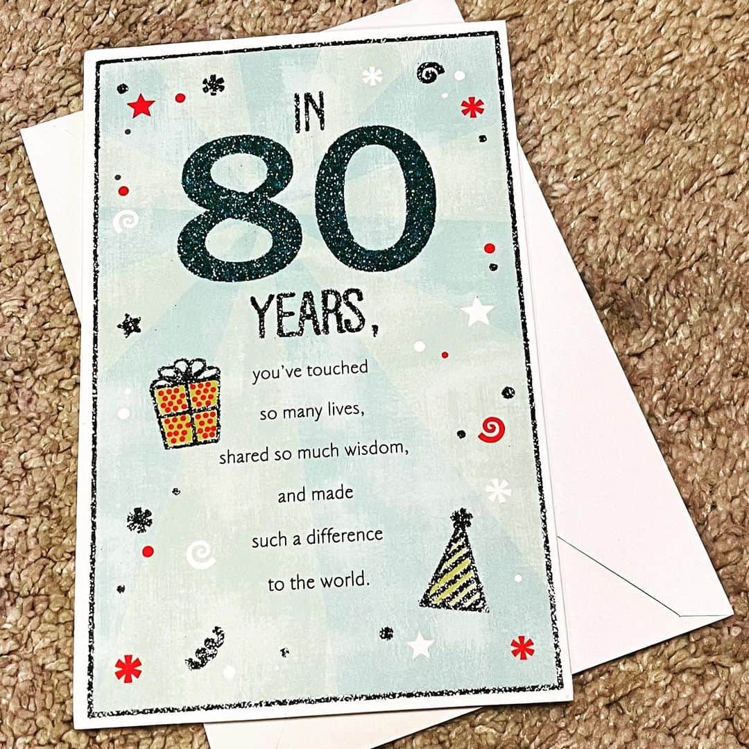 千秋のインスタグラム：「みんなー！ 藤本勝司が今日、80歳になったぞー！  ㊗️🎉🎂🥂🎊🎁✨💝🎈🪟👑🐯 （いつも、いいね！ありがと）」