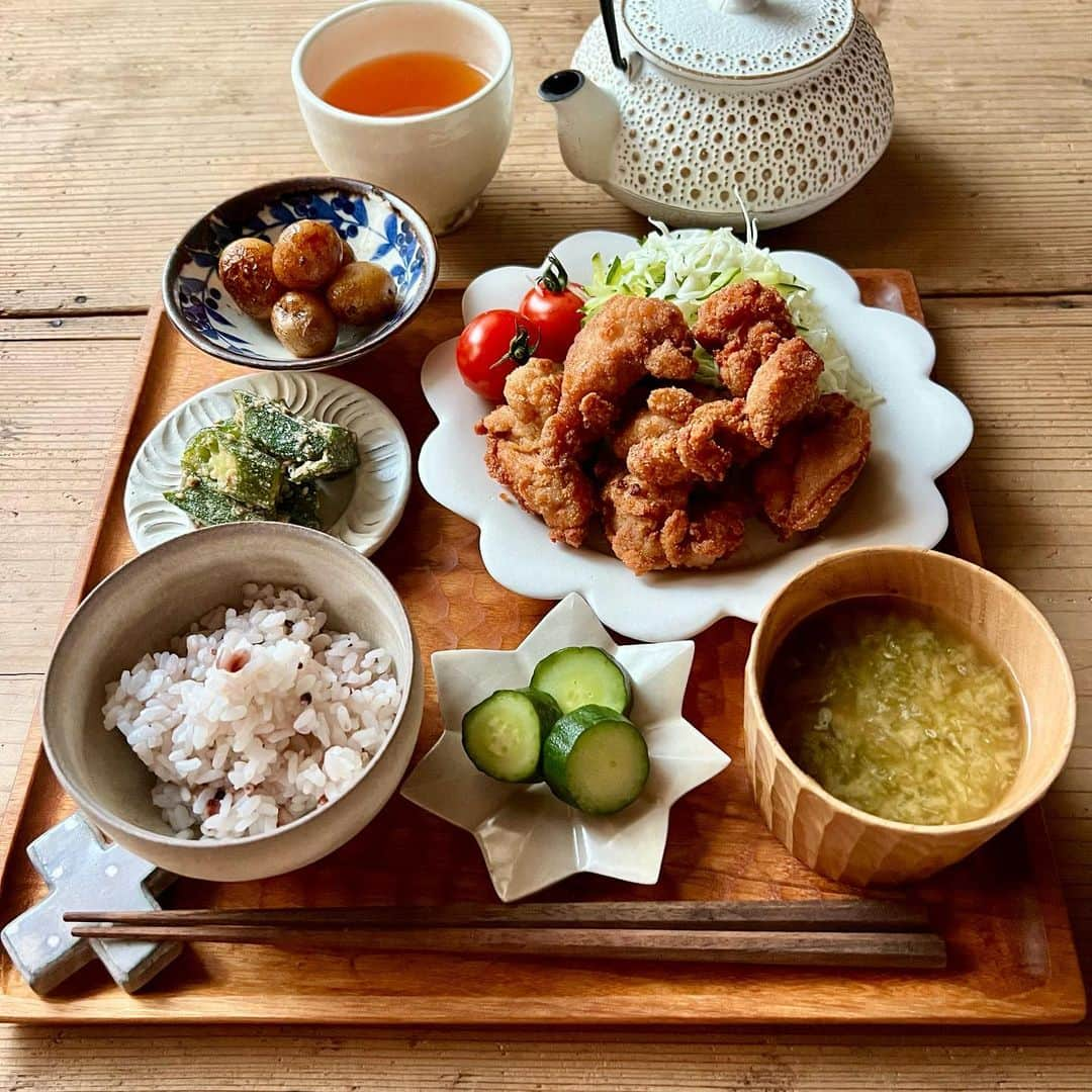 ひろσ(´～｀*)のインスタグラム：「☆ 🍴唐揚げ 🍴新じゃが煮っころがし 🍴おくらごまあえ 🍴雑穀米 🍴あおさのお味噌汁 🍴きゅうり糠漬け ． ． 今週は連日病院が続き 今日もこれから１時間ほど 運転して行ってきます💦 向こうで時間かかりそうだし 何より暑すぎて 運転もあるし消耗しそう😞 ． ． お味噌汁は消費期限迫ってる 頂き物のフリーズドライですが ねぎがなかった😆 きゅうりは毎年どうやってやっつけるか悩みどころですが 今はちょっと休憩に入りそうなので 少しずつぬか漬けにして 大事に食べてます😊 ． ． ・・・・・・・・・・・・・・・ #常備菜#作り置き #つくりおき#ごはん#おうちごはん#手作りごはん#マカロニメイト #からだにやさしいごはん #体に優しいごはん#うつわ好き#器好きな人とつながりたい #japanesefood #おうちカフェ#晩御飯#ばんごはん#晩ごはん#夜ご飯#よるごはん#夜ごはん#唐揚げ#唐揚げ定食 #藤野智朗 #加藤益三#村上直子#シモヤユミコ」