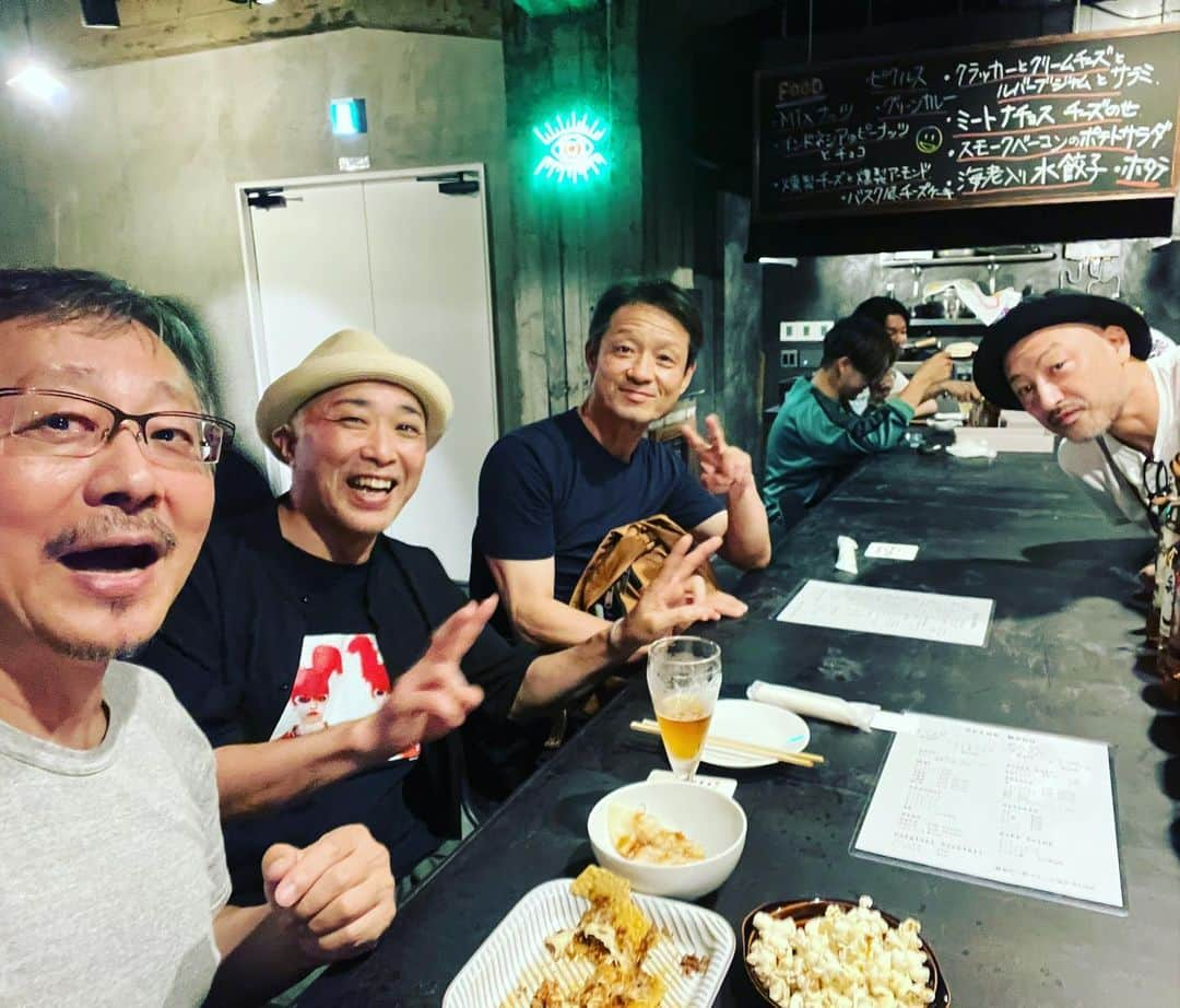 松尾貴史さんのインスタグラム写真 - (松尾貴史Instagram)「昨夜は「桜の園」稽古終わりで、俳優の山内圭哉さんが開店予定のライブバー「ニュー・サンナイ」のプレオープンへ。  八十田勇一さん、福田転球さんらと、珍妙に盛り上がりました。 内装も空間も地の利も構造も素晴らしく、出されるドリンクもつまみも美味、グラスワインの質の良さに舌を巻きました。  ここはヘビーローテーションで通うことになりそうです。  #ニューサンナイ #山内圭哉 #中野富士見町 #八十田勇一 #福田転球 #松尾貴史」7月28日 9時26分 - kitsch.matsuo