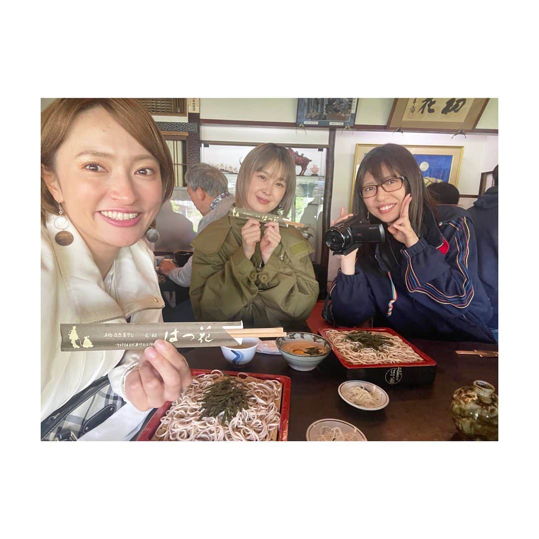 杜野まこのインスタグラム：「【 #ねまちょ　箱根旅グルメ編🚗✨】  毎月最終週の木曜19:00〜配信されている 仲良し3人のまったり旅番組♡  今回は箱根で自然薯蕎麦をたべ〜お饅頭も🤤 お腹が空きすぎてパワーダウンの私、初公開かもだ(笑)  一口が大きい私に対して ちょこたんの一口がかわいいと好評♡ さらに、金子カメラマンの癒しの風景撮影も素晴らしい‼️✨✨  ニコニコ動画・YouTube共に 「ベルガモTALKS」チャンネルにて、野生のわたし達観察してみて下さい👀✨  #金子有希 #杜野まこ #桜咲千依 #ベルガモ  #箱根 #箱根旅 #グルメ #旅グルメ #はつ花 #自然薯 #自然薯そば #お饅頭 #月のうさぎ #菜の花 #角よし #からくり箱 #寄木細工 #面白かった」