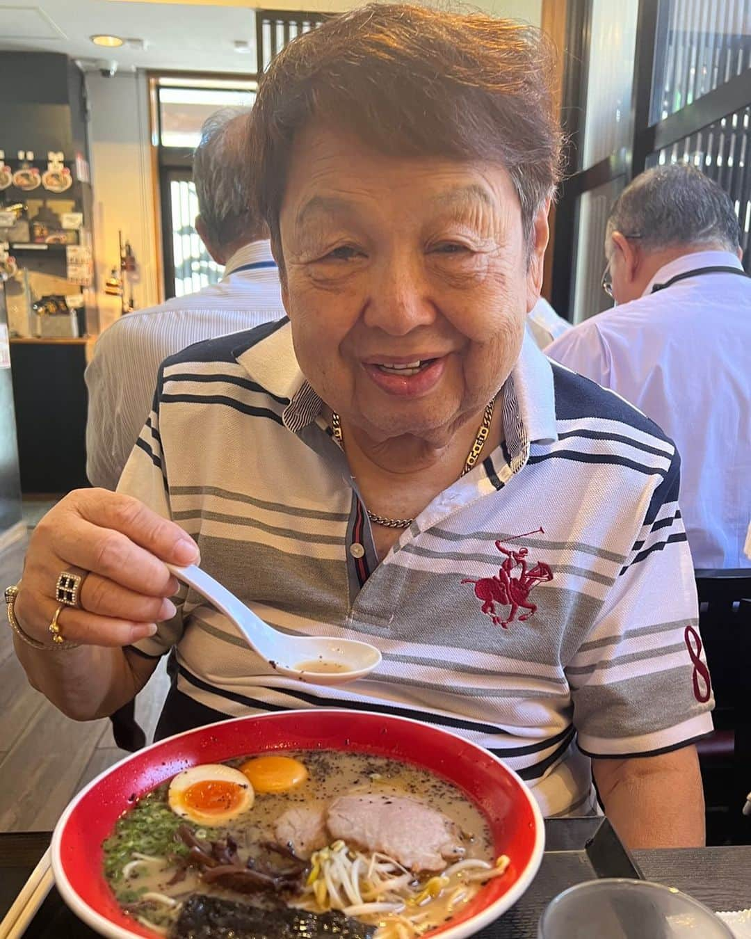 高木ブーさんのインスタグラム写真 - (高木ブーInstagram)「２ヶ月ぶりに熊本でラーメンを食べました。僕はにんにく好きなので、焦がしにんにくがとても美味しかったです。玉子は選べるのですが、味玉と生卵にしてもらいました。 ご馳走様でした。  #熊本ラーメン #黒亭」7月28日 9時36分 - bootakagi85