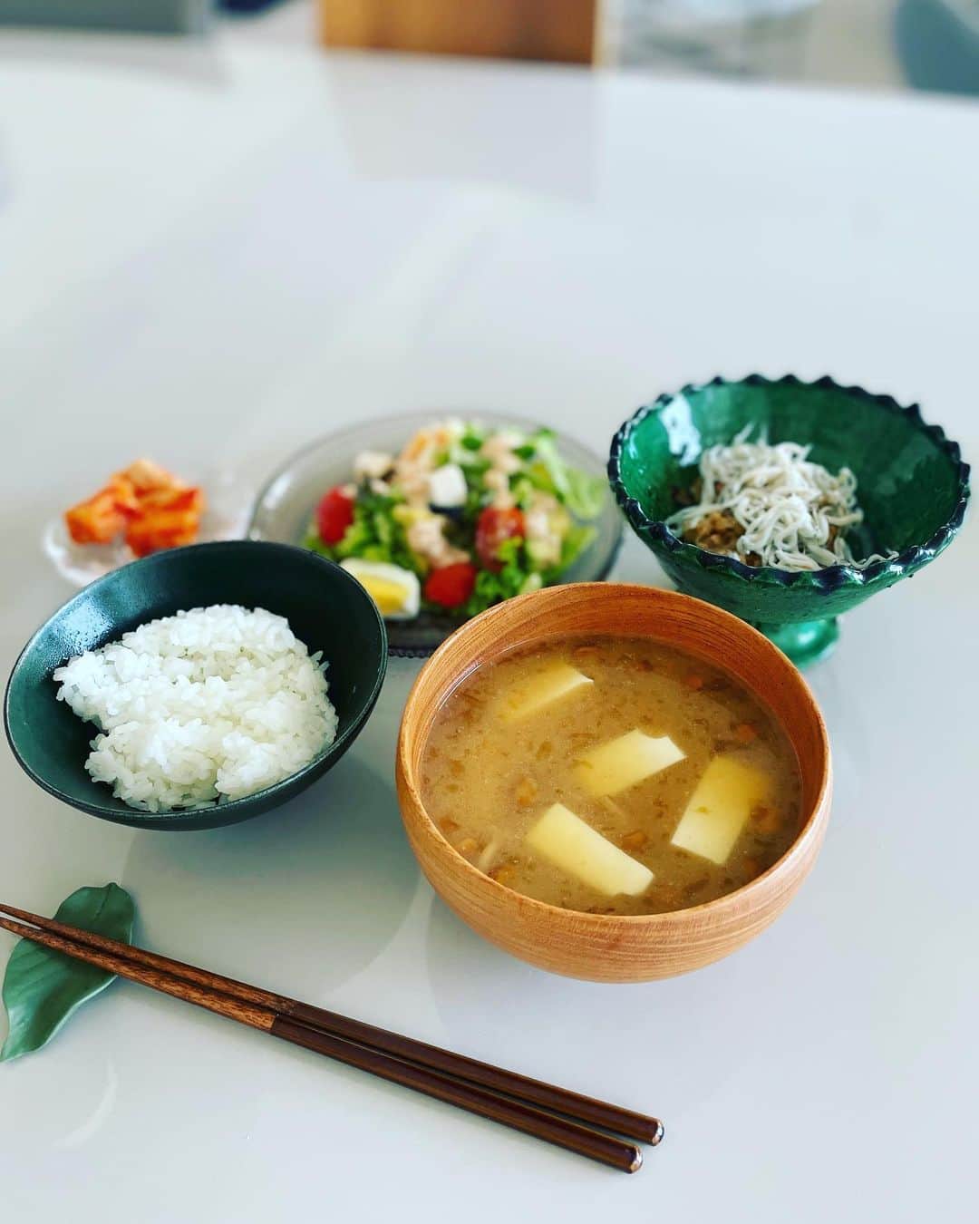 のインスタグラム：「おはよう☀今日も暑くなりそう。水分摂って、適度に身体を休めて。たくさん笑う週末に🩵💚  @amarc_official  #忙しくて熱い夏笑笑」