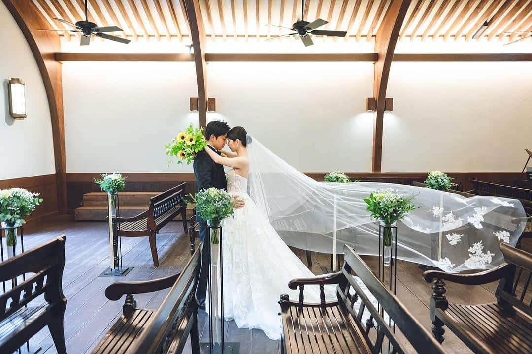 THE SODOH WEDDING OFFICIALのインスタグラム：「. Chapel Photo  純白のウェディングドレスが 美しくなる木目のチャペル 大切な誓いを立てる おふたりにとって大切な場所 .  Photo by @kyoto_laviephotography   >>@sodoh_wedding   #sodoh花嫁#thesodohhigashiyamakyoto  #ザソウドウ東山京都#sodoh#pdsのある人生#weddingdress #dress #kyoto #wedding  #thetreatdressing#プレ花嫁#卒花嫁#結婚準備#式場探し#関西花嫁#京都花嫁#東京花嫁#京都結婚式#東山#入籍#プロポーズ#前撮り#結婚式#ウェディングドレス#ウェディングヘアメイク」