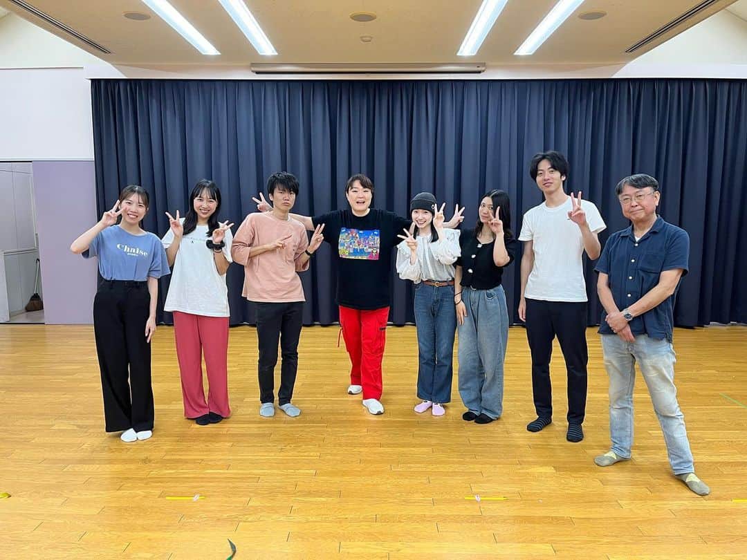 久保田磨希のインスタグラム：「昨日は大阪芸術大学短期大学部　舞台芸術コースで授業して参りました。 ワークショップ形式で。 私と一緒にワークショップをするのは2回目のみんな。 ものすごく成長していて驚きと喜び😃 少人数でたっぷり向き合えた3時間で、 良き時間になりました。 私も大学時代にお世話になった岩崎先生に見守られながらの授業。 私自身も演技レッスンをしている感じで、細胞がぷるぷる分裂していた感覚です。 貴重な時間をありがとうございました。 このみなさんのと授業は今回でラスト。 次は現場で会いましょう🤗 #久保田磨希 #大阪芸術大学短期大学部  #舞台芸術コース  #岩崎正裕 先生 #劇団太陽族」