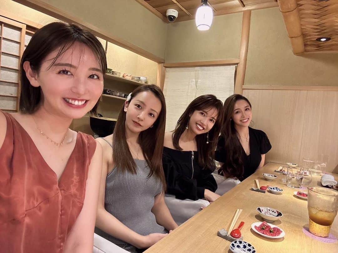 舟山久美子（くみっきー）のインスタグラム：「ママたちだけでご褒美会🍣🤤  母になりはじめて知った、母業というお仕事の大変さとやり甲斐と幸福感。  なんってことない事を話して笑い合えるママ友ができて、出会わせてくれた子供たちに感謝😝♡  そして、夜見ててくれたパパ達にも感謝👶😭🤍  #ママ会 #ママ友 #ootd #ママコーデ #ママファッション #大人かわいいコーデ #30代ファッション #30代コーデ #お寿司　#天本」