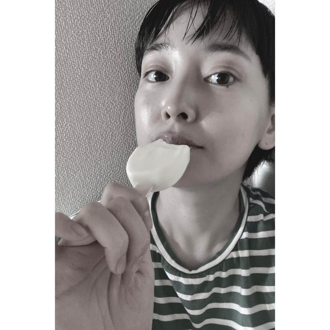 永池南津子さんのインスタグラム写真 - (永池南津子Instagram)「朝からアイス。 本当に本当に暑い。 日陰にいてもアスファルトからの熱がジリジリと上がってくるのを感じる。 それでもやっぱり夏は好きだ。 クーラーをかけつつ、涼しい外気が吹いたならそれを逃さず夏の風を楽しみたい。  Let's have fun this summer! #夏 #summer #2023年夏 #パルム #parm #アイスクリーム」7月28日 9時51分 - natsuko_nagaike